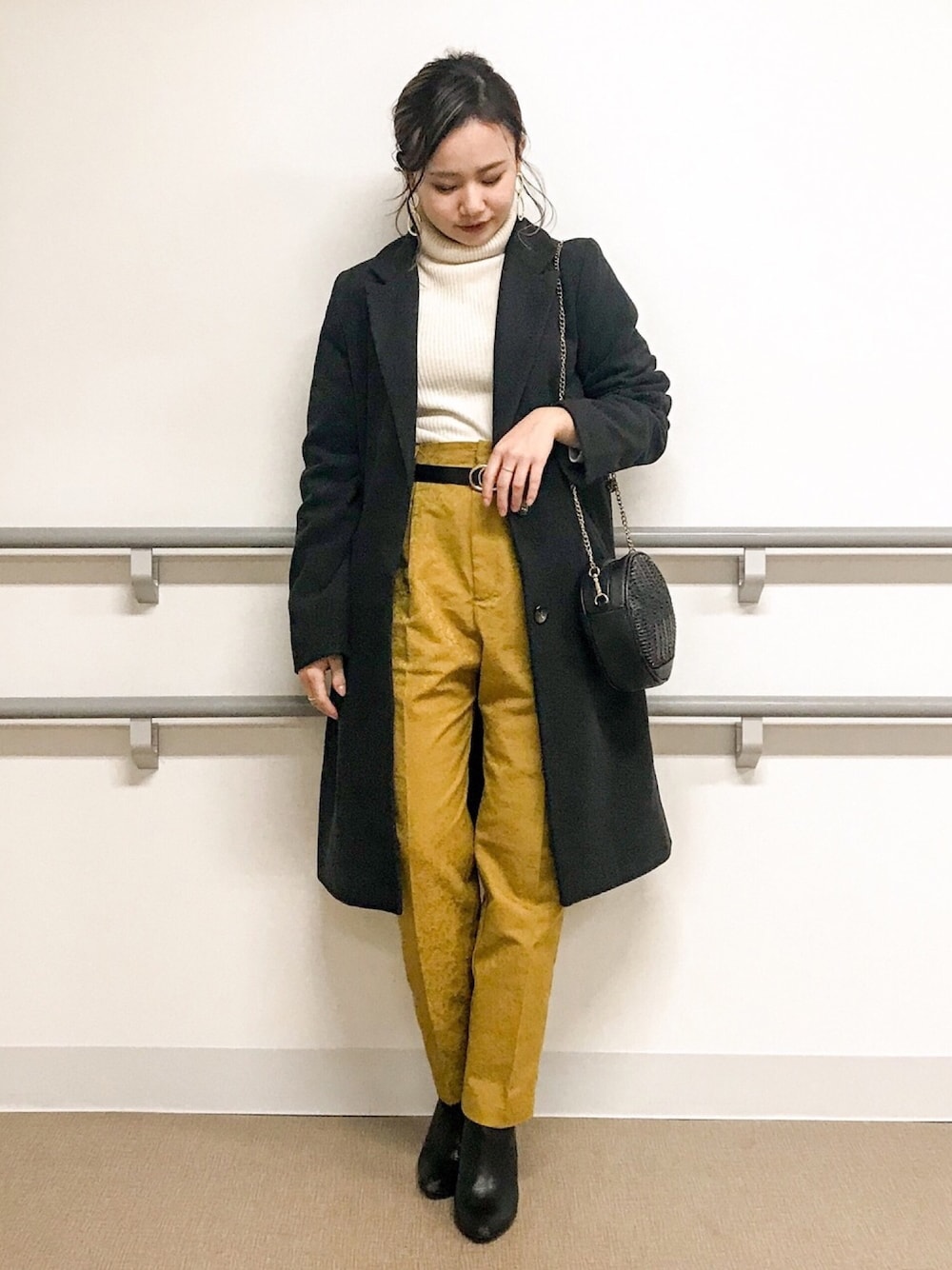 「シンプルコーデ、パンツスタイル、秋冬コーデ、低身長、オトナカジュアル、イエロー、アウター、チェスターコート、オトナ女子、スラックス」｜「select MOCAの【美形ハンサムコート】ツーボタンロング丈長袖チェスターコート（チェスターコート、グレー系）」を使った、  𝑅𝐼𝑁𝐴さん（レディース・150cm）の秋コーディネートの1枚目の写真