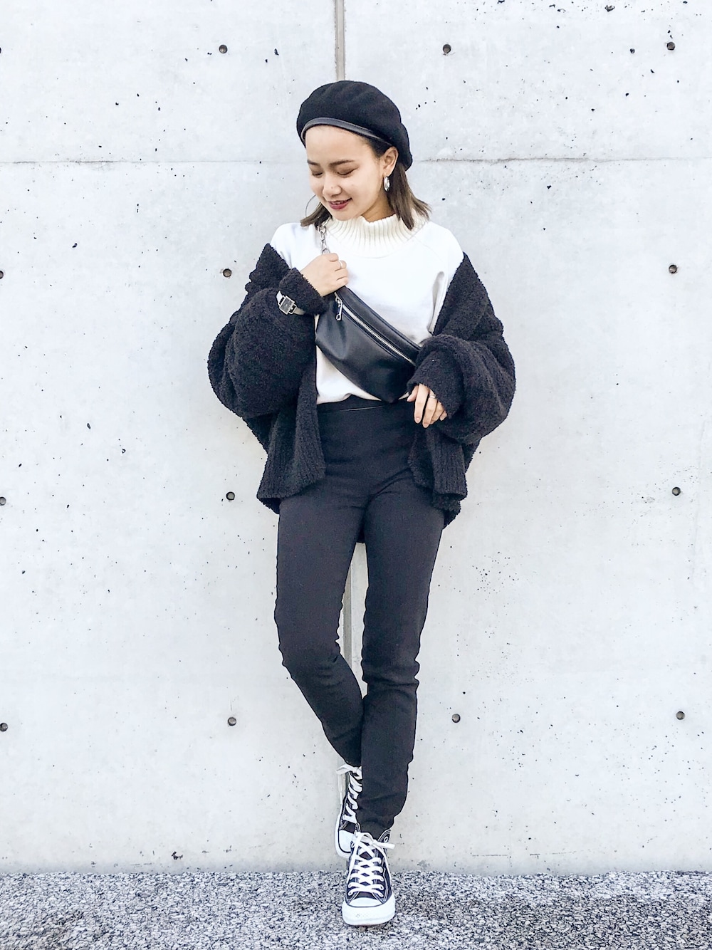 ホワイト系のスウェット、ブラック系のカーディガン/ボレロ、ブラック系のボディバッグ/ウエストポーチを着用したレディースの冬コーディネートの1枚目の写真