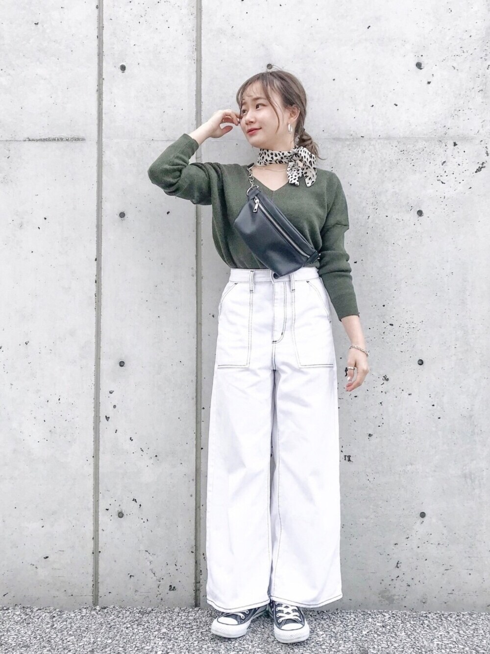「カジュアル、大人カジュアル、ootd、ワイドパンツ、converse、スカーフ、レオパード、グリーン、低身長、プチプラ」｜「H&Mのアイテム（ピアス（両耳用）、シルバー系）」を使った、  𝑅𝐼𝑁𝐴さん（レディース・150cm）の冬コーディネートの1枚目の写真
