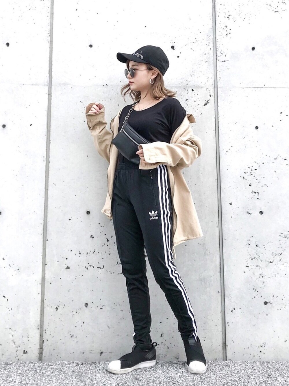 「シンプル、プチプラ、オーバーサイズ、スポーツミックス、adidas、ラインパンツ、キャップ、低身長、メンズライク、ブラックコーデ」｜「Calvin Kleinのアイテム（キャップ、ブラック系）」を使った、  𝑅𝐼𝑁𝐴さん（レディース・150cm）の春コーディネートの1枚目の写真