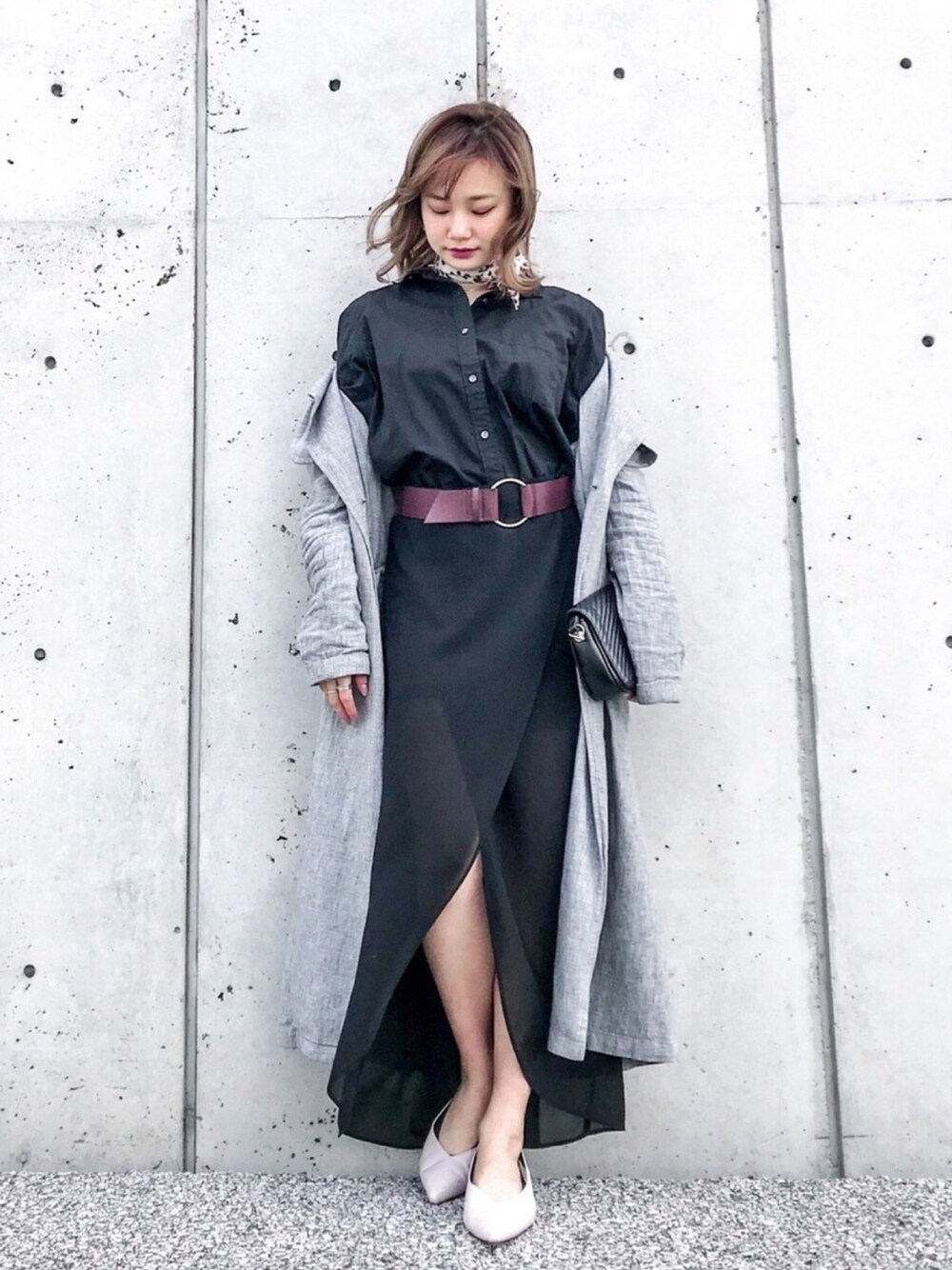 「きれいめカジュアル、スカート、プチプラ、モノトーン、GU、H&M、シンプルコーデ、ブラック、低身長、トレンチコート」｜「GLOBAL WORKのチビスカーフ/830582（バンダナ/スカーフ、ホワイト系）」を使った、  𝑅𝐼𝑁𝐴さん（レディース・150cm）の春コーディネートの1枚目の写真