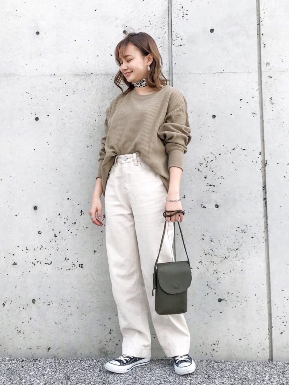「春コーデ、休日スタイル、ラフ、ベージュ、コンバース、カジュアル、プチプラコーデ、ootd、ワイドパンツ、低身長」｜「H&Mのアイテム（ピアス（両耳用）、シルバー系）」を使った、  𝑅𝐼𝑁𝐴さん（レディース・150cm）の春コーディネートの1枚目の写真