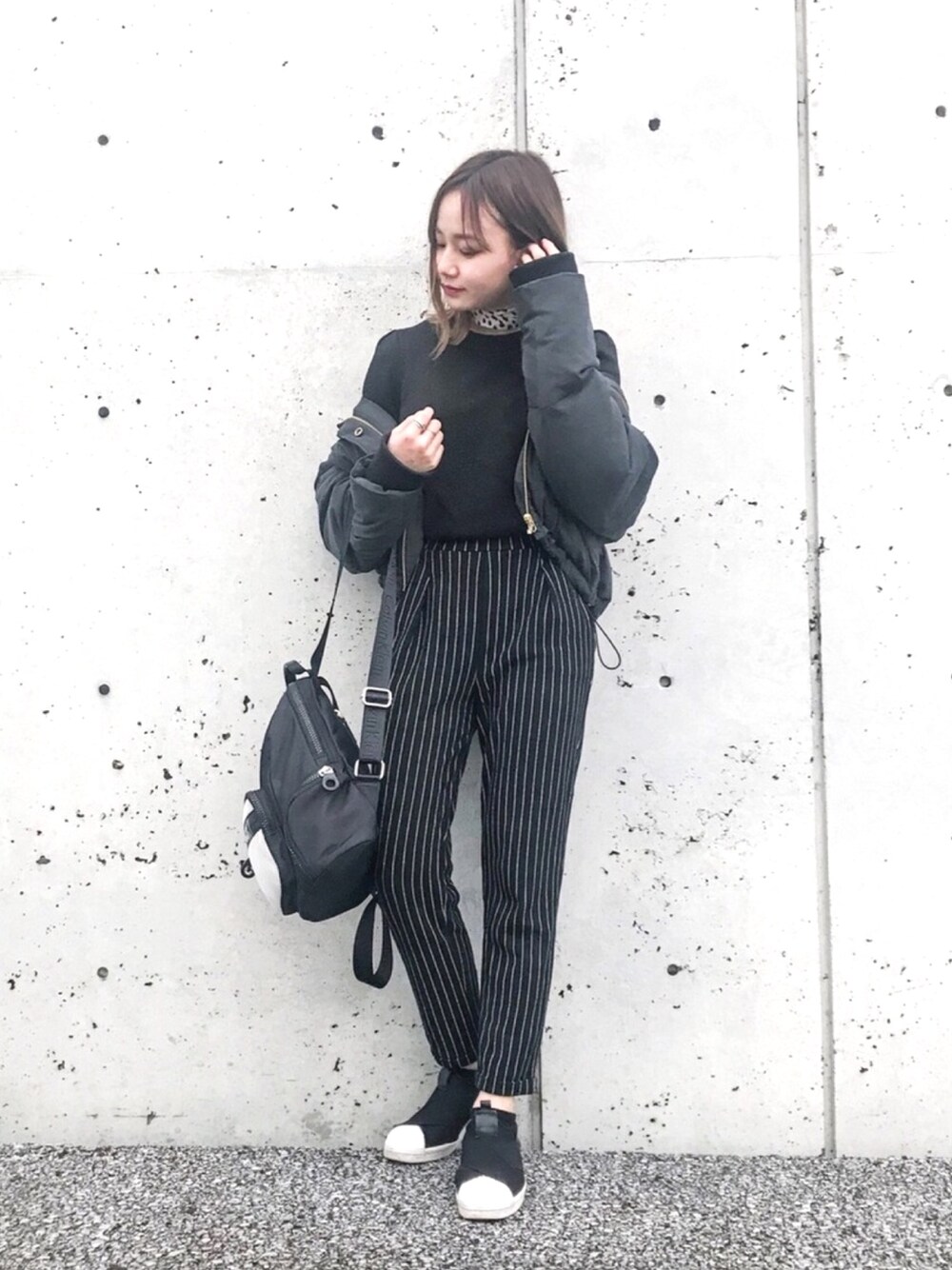 「休日スタイル、大人カジュアル、ootd、ブラックコーデ、メンズライク、スポーツミックス、低身長、スカーフ、adidas、モノトーン」｜「GLOBAL WORKのチビスカーフ/830582（バンダナ/スカーフ、ホワイト系）」を使った、  𝑅𝐼𝑁𝐴さん（レディース・150cm）の春コーディネートの1枚目の写真