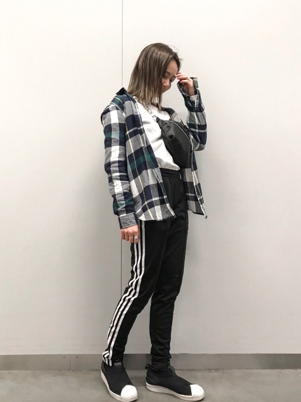 「平成最後のWEARISTAセンバツ、休日スタイル、シンプル、パンツスタイル、ラフ、プチプラ、UNIQLO、ブラック、低身長、ラインパンツ」｜「H&Mのアイテム（シャツ/ブラウス、グリーン系）」を使った、  𝑅𝐼𝑁𝐴さん（レディース・150cm）の春コーディネートの1枚目の写真