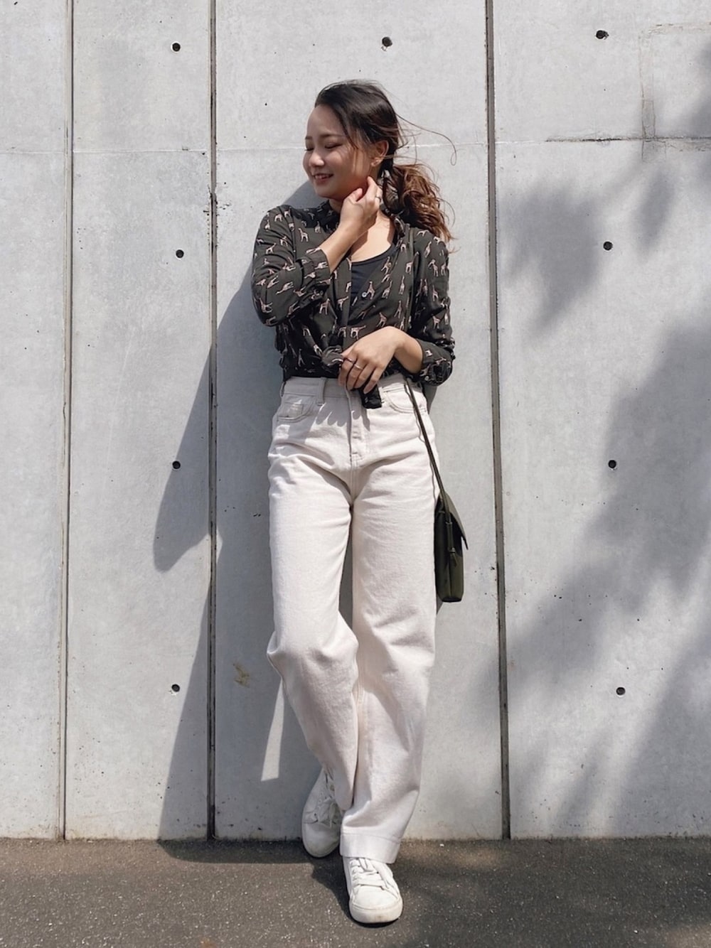 「春コーデ、シンプルコーデ、低身長コーデ、デニムパンツ、ワイドパンツ、柄シャツ、シャツスタイル、カジュアルコーデ、プチプラ、スニーカーコーデ」｜「select MOCAのナチュラルアイボリーカラーストレートデニム（デニムパンツ、ホワイト系）」を使った、  𝑅𝐼𝑁𝐴さん（レディース・150cm）の春コーディネートの1枚目の写真