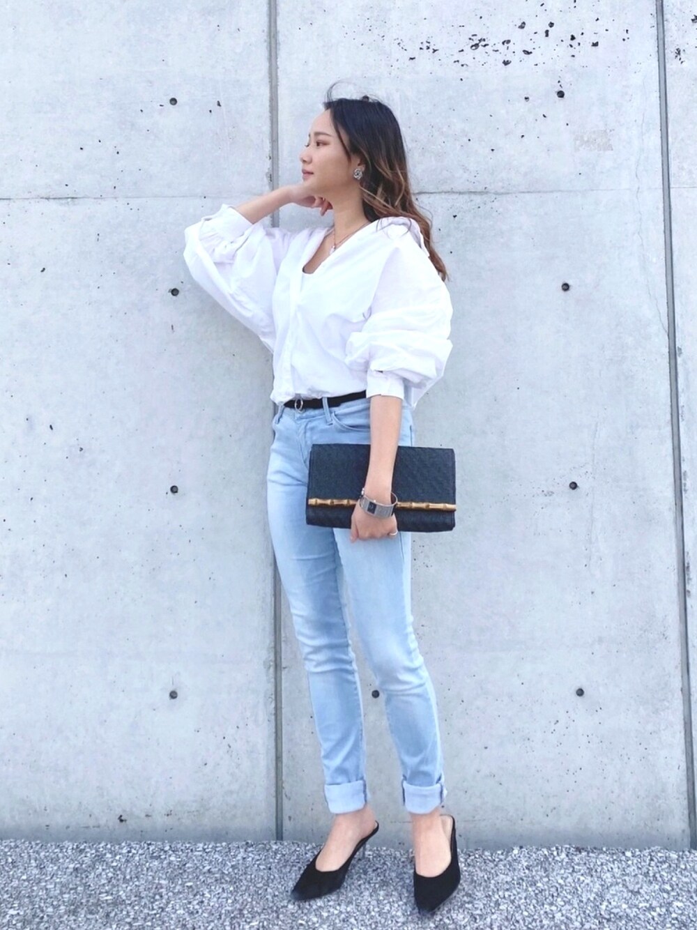「シャツスタイル、休日スタイル、シンプルコーデ、オトナ女子、デニムコーデ、白シャツ、袖ボリューム、H&M、プチプラ、オトナカジュアル」｜「H&Mのアイテム（ピアス（両耳用）、シルバー系）」を使った、  𝑅𝐼𝑁𝐴さん（レディース・150cm）の春コーディネートの1枚目の写真