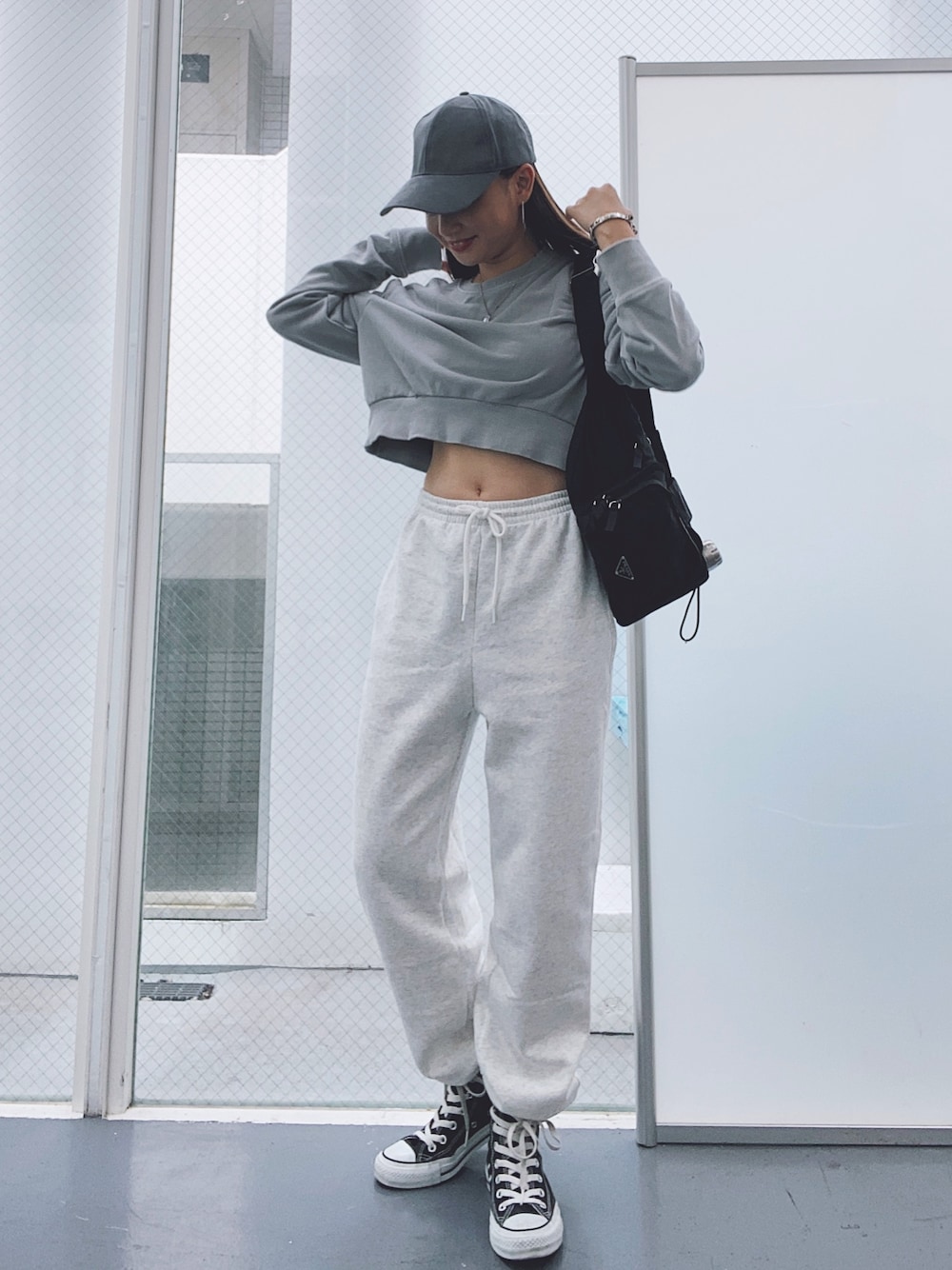「低身長コーデ、モノトーンコーデ、スウェット、スウェットパンツ、ラクチンコーデ、スポーツミックス、converse、キャップ、ウエストポーチ、ボディバッグ」｜「CONVERSEのCONVERSE ALL STAR HI（スニーカー、ブラック系）」を使った、  𝑅𝐼𝑁𝐴さん（レディース・150cm）の夏コーディネートの1枚目の写真