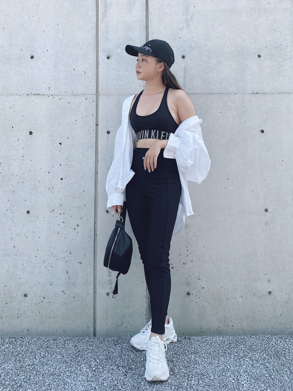 「シンプル、スポーツミックス、H&M、モノトーン、白スニーカー、白シャツ、袖ボリューム、ボディバッグ、プチプラ、低身長」｜「Calvin Kleinのアイテム（キャップ、ブラック系）」を使った、  𝑅𝐼𝑁𝐴さん（レディース・150cm）の夏コーディネートの1枚目の写真