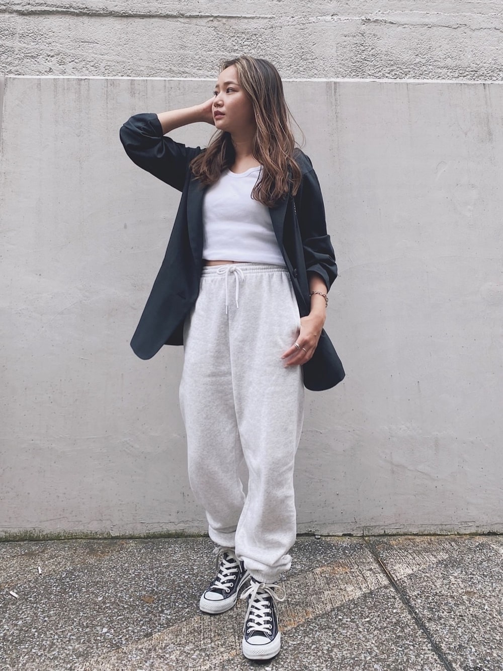 「プチプラ、ラクチンコーデ、スウェット、低身長、ジャケット、GU、H&M、converse、モノトーン、メンズライク」｜「H&Mのアイテム（パンツ、ホワイト系）」を使った、  𝑅𝐼𝑁𝐴さん（レディース・150cm）の夏コーディネートの1枚目の写真