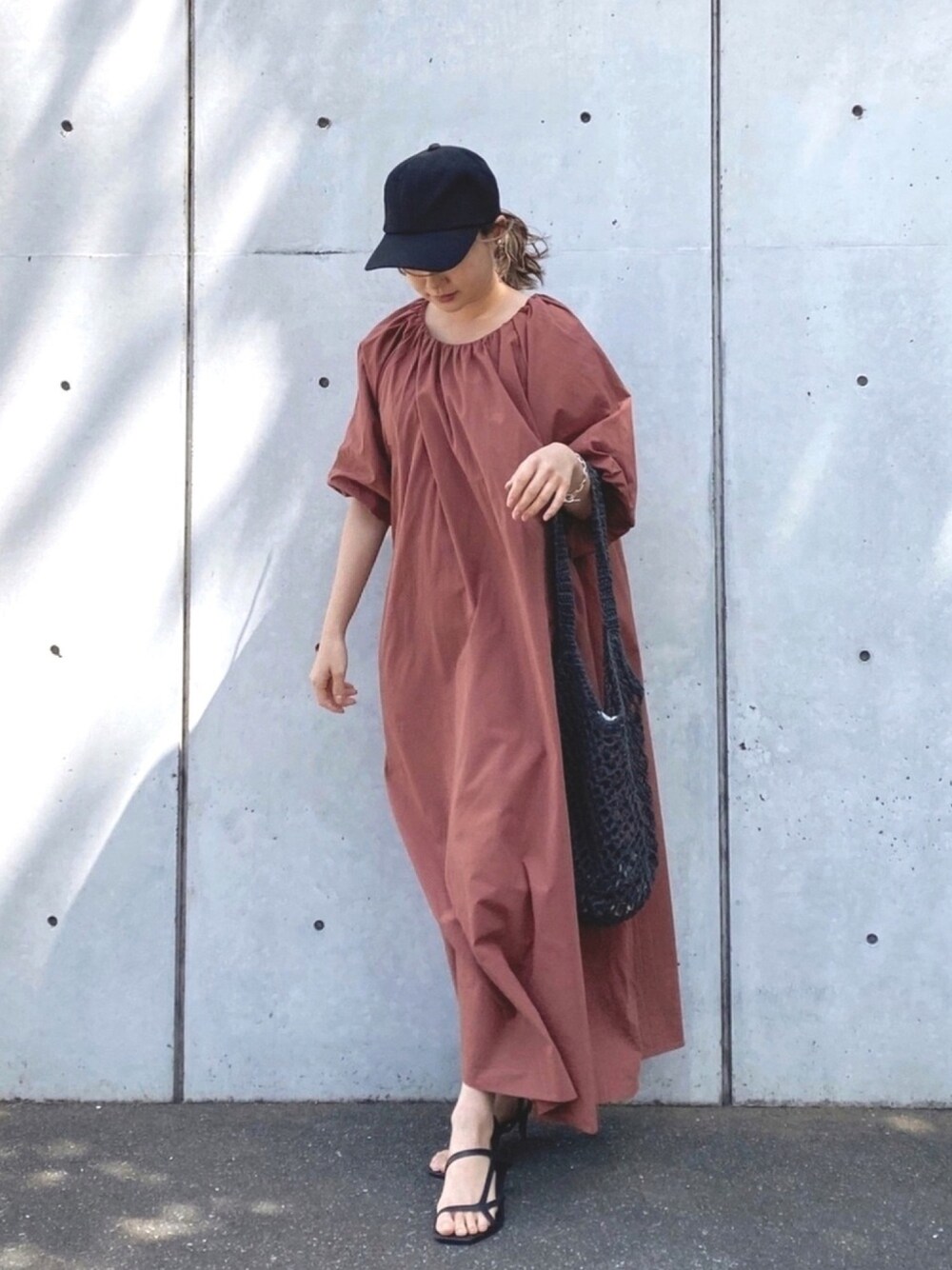「ロングワンピース、キャップ、低身長、低身長コーデ、ボリューム袖、休日スタイル、ゆるコーデ、プチプラ、春夏コーデ、ママコーデ」｜「14+の無地シンプルキャップ（キャップ、ブラック系）」を使った、  𝑅𝐼𝑁𝐴さん（レディース・150cm）の春コーディネートの1枚目の写真