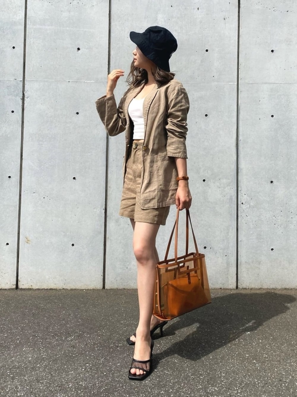 「休日スタイル、クリアバッグ、ミュール、低身長、低身長コーデ、セットアップ、ショートパンツ、トートバッグ、バケットハット、ビスチェ」｜「select MOCAのリネンライクセットアップ(麻ライクJKショートパンツセットアップ)（セットアップ、ブラウン系）」を使った、  𝑅𝐼𝑁𝐴さん（レディース・150cm）の春コーディネートの1枚目の写真