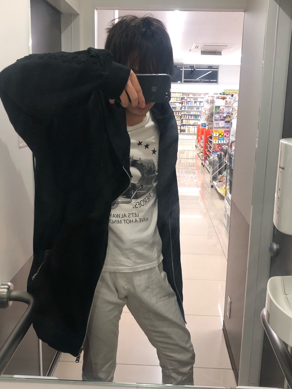 「CIVARIZEのアイテム（マウンテンパーカー、ブラック系）」を使った、K.M.Revさん（メンズ・174cm）の冬コーディネートの1枚目の写真