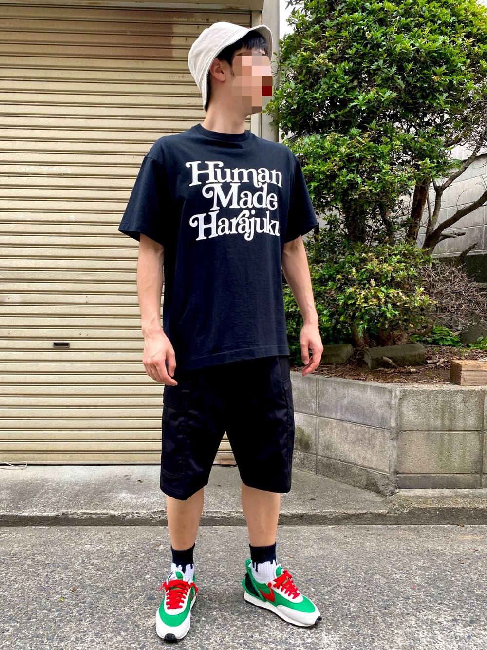 ブラック系のTシャツ/カットソー、ブラック系のカーゴパンツ、グリーン系のスニーカーを着用したメンズの春コーディネートの1枚目の写真