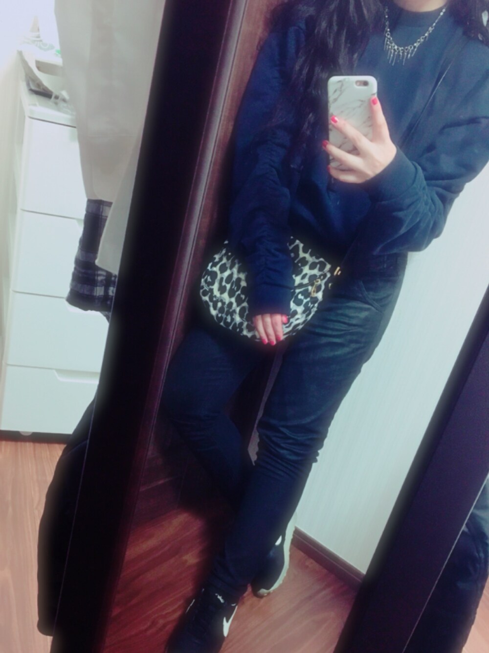 ブルー系のスウェット、ブラック系のデニムパンツ、ブラック系のスニーカーを着用したレディースの冬コーディネートの1枚目の写真