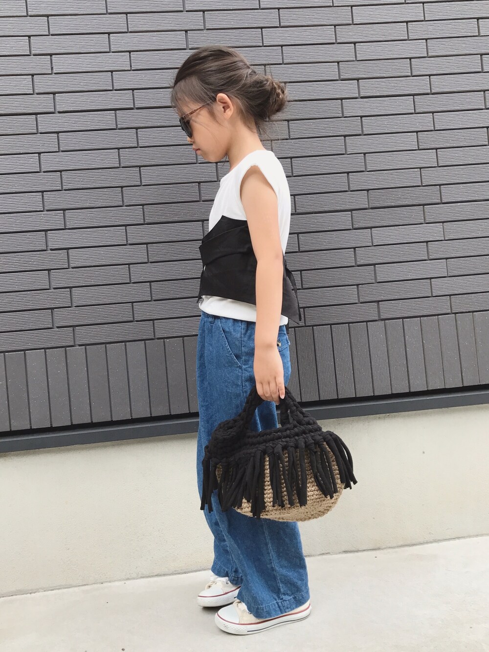 「ビスチェ、キッズコーデ、kids、ワイドデニム、ワイドパンツ、カジュアルコーデ、オトナカジュアル、カジュアル、夏コーデ、コンバース」｜「CIAOPANIC TYPYの【ママとお揃い】キッズビスチェTee（Tシャツ/カットソー、ブラック系）」を使った、monchamaさん（キッズ・120cm）の夏コーディネートの1枚目の写真