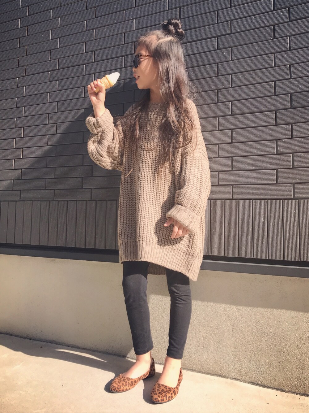 「秋のコーデ、オーバーサイズ、秋冬コーデ、シンプルコーデ、キッズコーデ、kids、レオパード、ゆるコーデ、オトナカジュアル、おだんごヘアー」｜「b・ROOMのビッグシルエット畦編み長袖ニット（ニット/セーター、ベージュ系）」を使った、monchamaさん（キッズ・120cm）の秋コーディネートの1枚目の写真