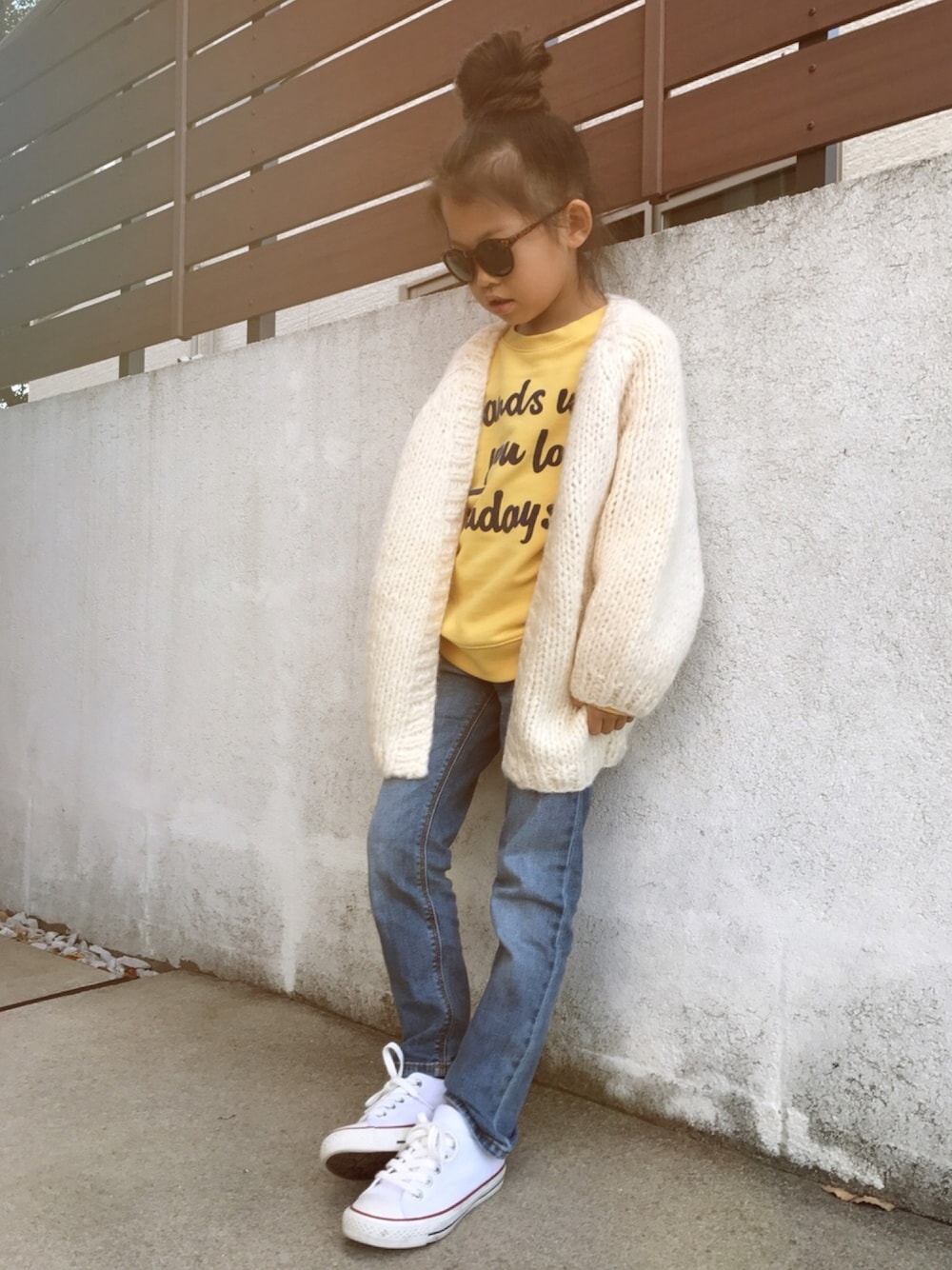 「カジュアル、kids、ニット、ニットカーディガン、カジュアルコーデ、オトナカジュアル、イエロー、キッズコーデ、おだんごヘアー、ゆるコーデ」｜「ZARAのアイテム（カーディガン/ボレロ、ホワイト系）」を使った、monchamaさん（キッズ・120cm）の秋コーディネートの1枚目の写真