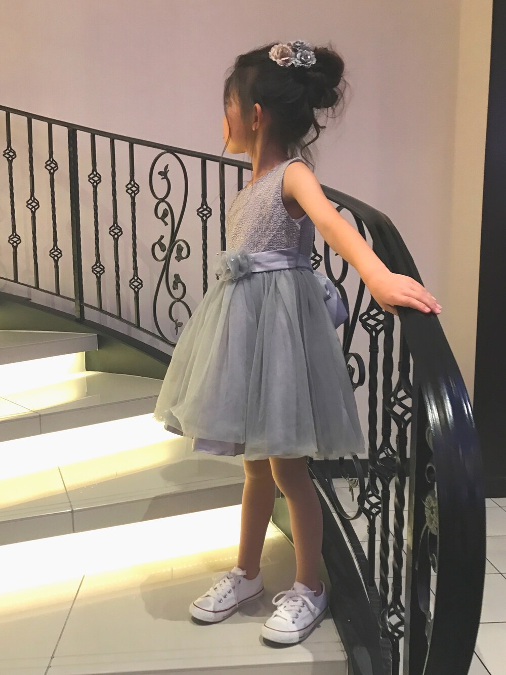 「結婚式、キッズファッション、ドレス、お呼ばれスタイル、パーティースタイル、converse、おしゃれさんと繋がりたい、ワンピース、kids、結婚式 ワンピース」｜「Catherine Cottageのアイテム（ドレス、グレー系）」を使った、monchamaさん（キッズ・120cm）の冬コーディネートの1枚目の写真