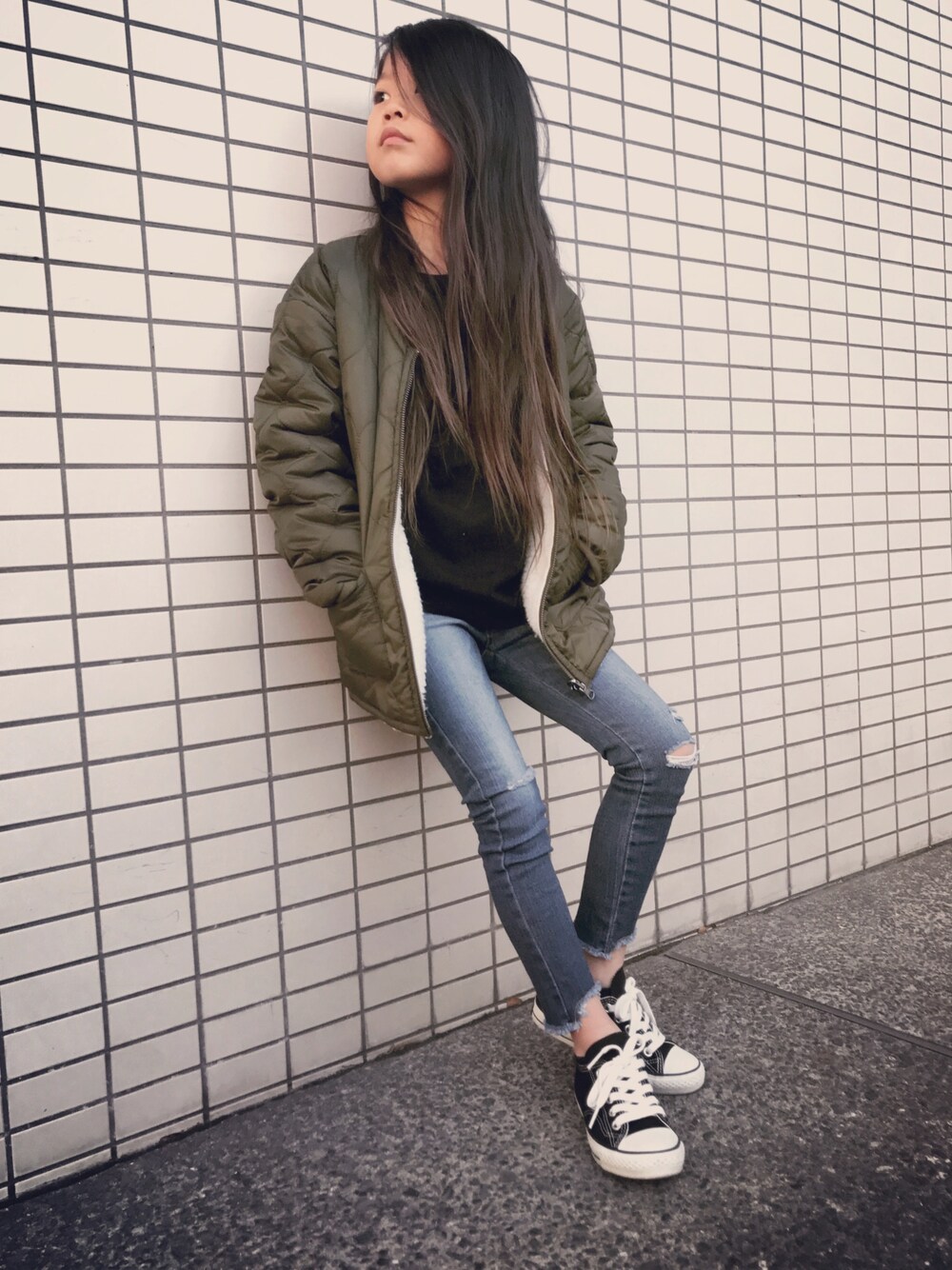「キルティング、キルティングジャケット、コンバース、カジュアルコーデ、kidsfashion、キッズコーデ、ボア、冬、プチプラコーデ、デニムパンツ」｜「GLOBAL WORKの【キッズ】ウラボアリバーシブルライニングコート/769728（ミリタリージャケット、グリーン系）」を使った、monchamaさん（キッズ・120cm）の冬コーディネートの1枚目の写真