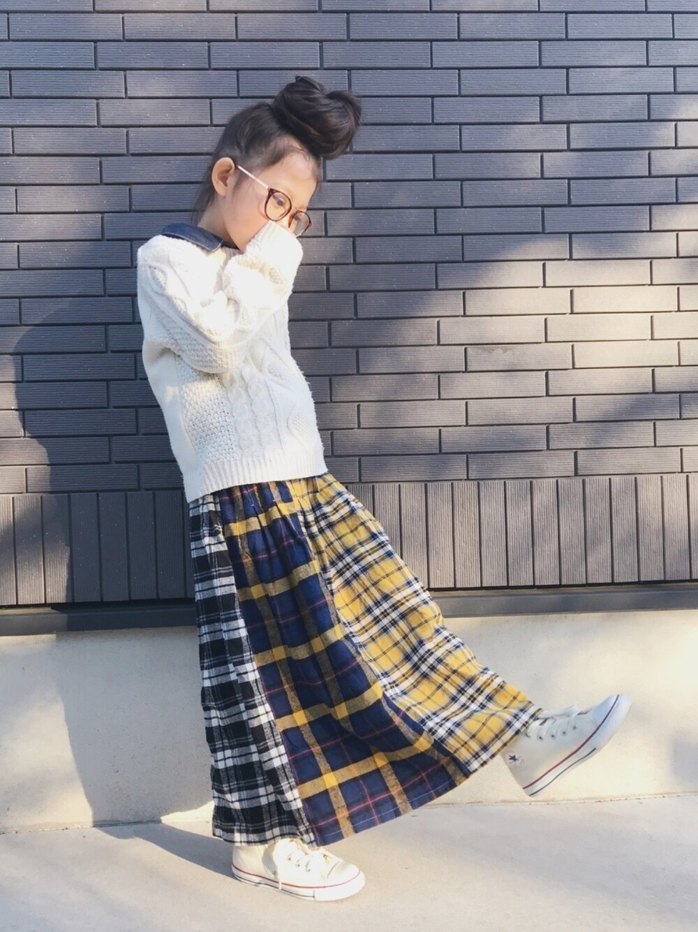 「キッズファッション、おだんごヘアー、スニーカー、コンバース、プチプラコーデ、ハンドメイド、kids、休日スタイル、カジュアル、チェックスカート」｜「Birthdayのアイテム（ニット/セーター、ホワイト系）」を使った、monchamaさん（キッズ・120cm）の冬コーディネートの1枚目の写真