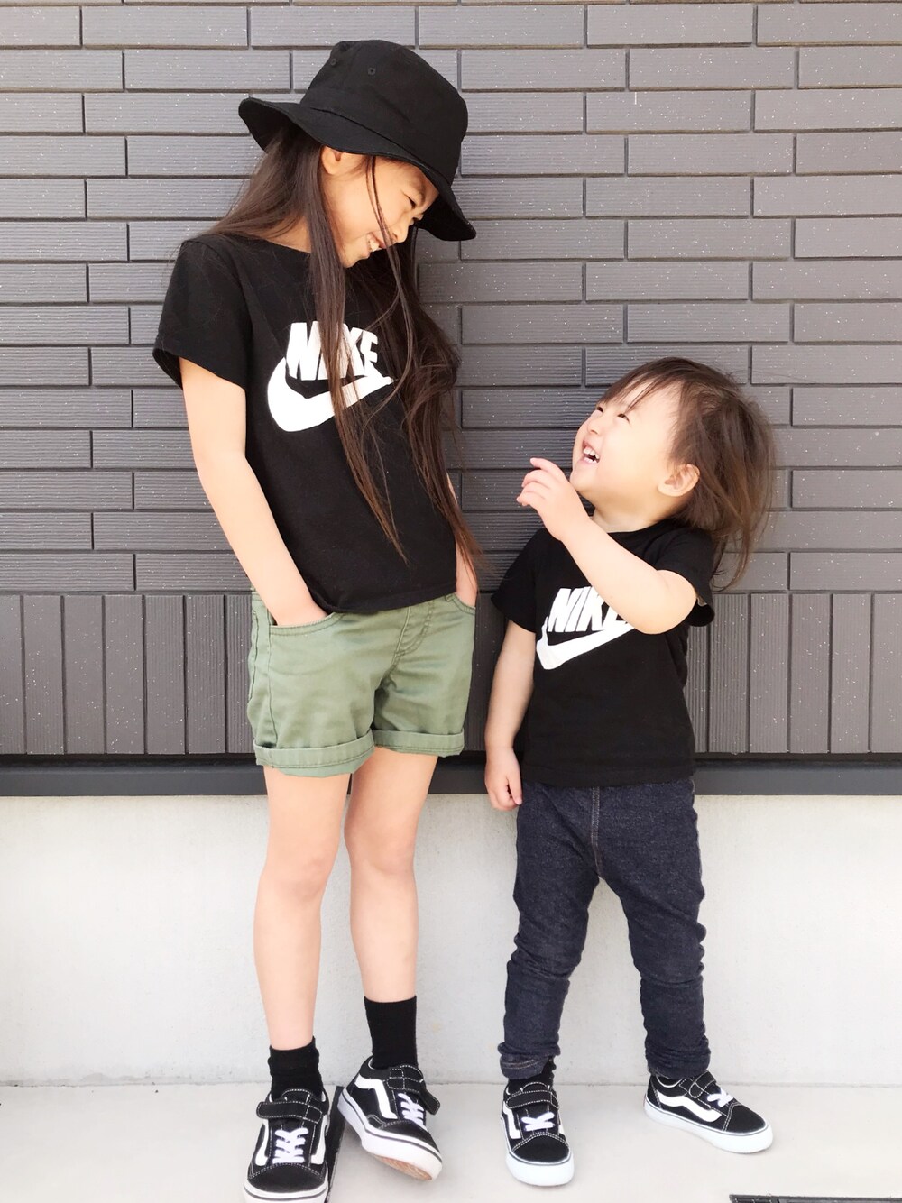 「姉妹コーデ、リンクコーデ、オールドスクール、プチプラコーデ、ナイキ、キッズ、kids、娘コーデ、kidsfashion、キッズファッション」｜「VANSのキッズ VANS ヴァンズ OLD SKOOL オールドスクール V36CJ SP15 BLACK（スニーカー、ブラック系）」を使った、monchamaさん（キッズ・120cm）の春コーディネートの1枚目の写真