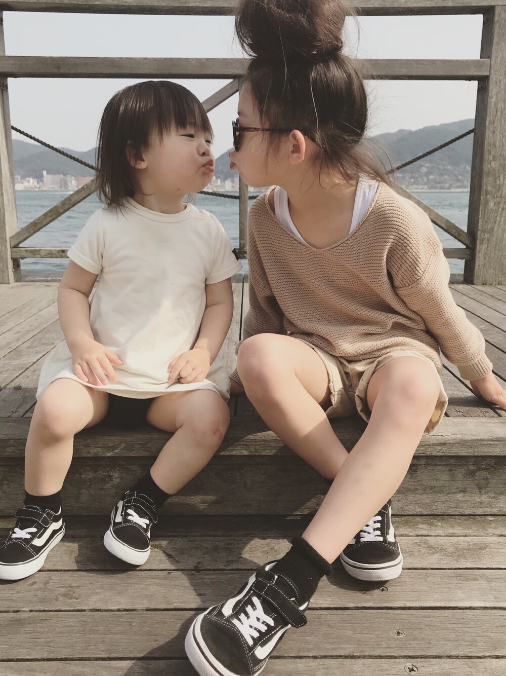 「姉妹コーデ、姉妹、春コーデ、ベージュ、シンプル、キッズファッション、キッズコーデ、kids、カジュアル、リンクコーデ」｜「CIAOPANIC TYPYの【ママとお揃い】ウォッシャブル抜き襟ニット（ニット/セーター、ベージュ系）」を使った、monchamaさん（キッズ・120cm）の春コーディネートの1枚目の写真