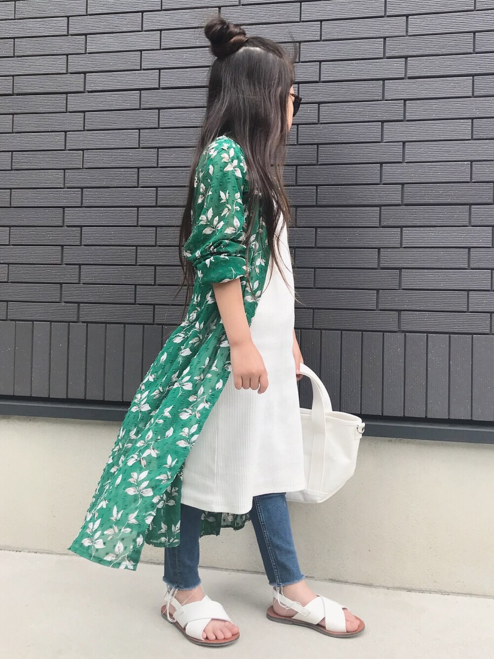 「リブワンピース、キッズコーデ、ガウン、kids、春コーデ、韓国子供服、花柄、ノースリーブワンピース、休日スタイル、カジュアルコーデ」｜「Right-onの【MPS】花柄フリルシャツディガン（シャツワンピース、グリーン系）」を使った、monchamaさん（キッズ・120cm）の春コーディネートの1枚目の写真