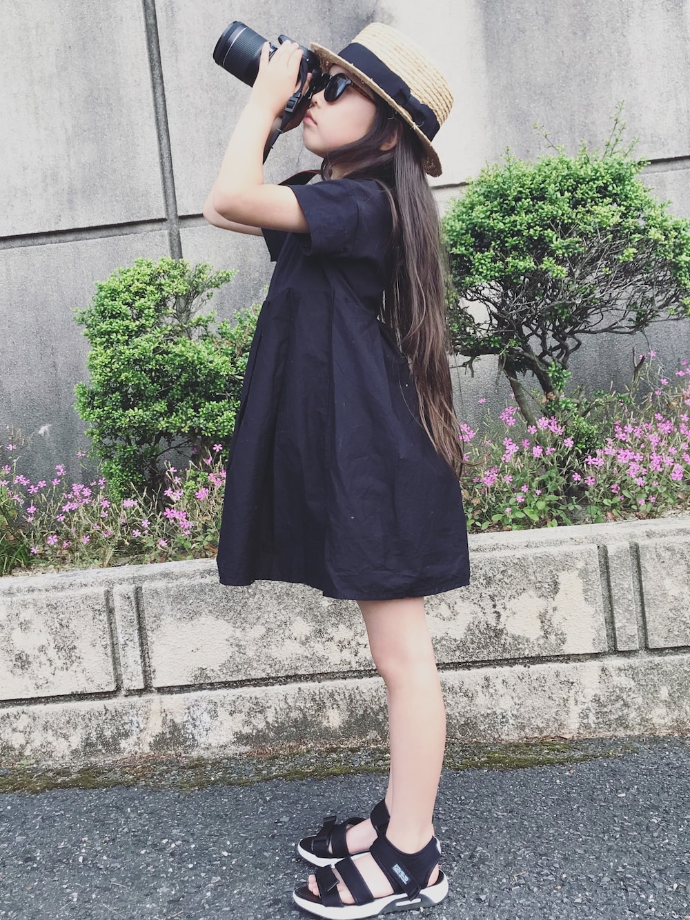 「カンカン帽、スポーツサンダル、スポサン、モノトーン、キッズコーデ、おしゃれさんと繋がりたい、シンプル、ブラック、夏コーデ、女の子コーデ」｜「Life Support Productsの切替ワンピース(80～150cm)（ワンピース、ブラック系）」を使った、monchamaさん（キッズ・120cm）の春コーディネートの1枚目の写真