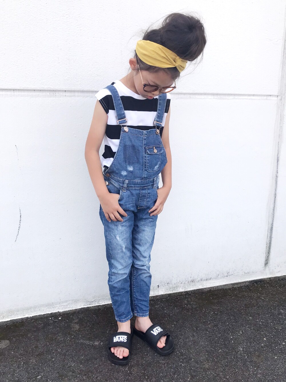 「夏、キッズコーデ、kids、おだんごヘアー、おとこのこ、ヘアバンド、おしゃれさんと繋がりたい、おんなのこコーデ、ボーダー、オーバーオール」｜「GLOBAL WORKの【キッズ】カットBIGノースリーブ/761889（Tシャツ/カットソー、ブラック系）」を使った、monchamaさん（キッズ・120cm）の夏コーディネートの1枚目の写真