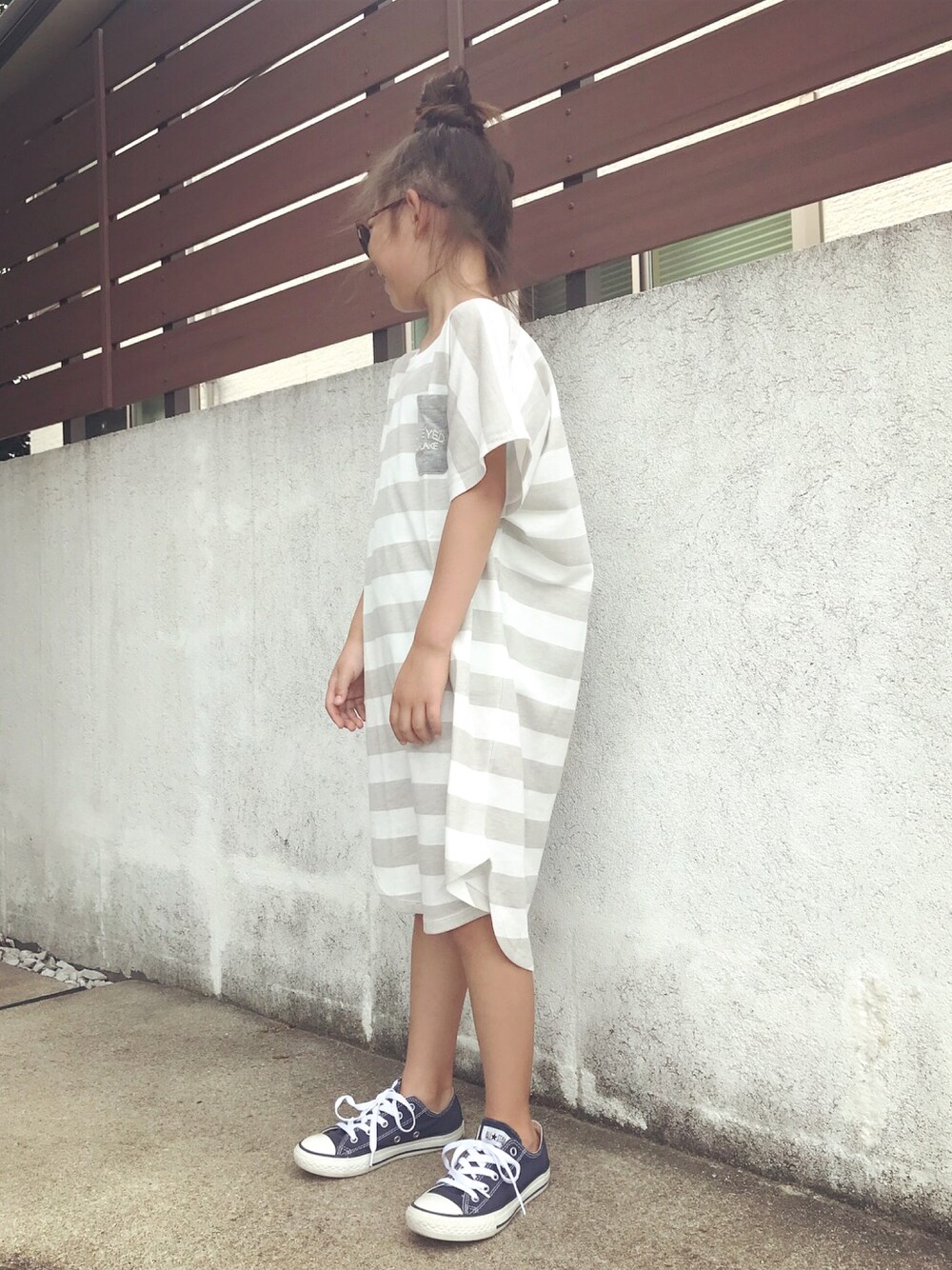 「キッズコーデ、夏、キッズファッション、ボーダー、ボーダーワンピース、夏休み、コンバース、おしゃれさんと繋がりたい、シンプルコーデ、カジュアルコーデ」｜「go slow caravanのJUNK SOUL / ジャンクソウル　ポケットロゴ刺繍ボーダーワンピ（ワンピース、グレー系）」を使った、monchamaさん（キッズ・120cm）の夏コーディネートの1枚目の写真