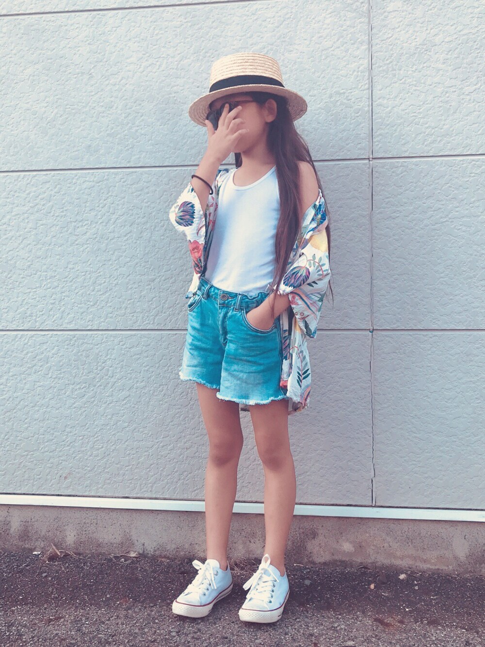 「夏、キッズファッション、女の子コーデ、カンカン帽、夏休み、カジュアルコーデ、こどもコーデ、シンプル、ガウン、花柄」｜「H&Mのアイテム（シャツ/ブラウス、ホワイト系）」を使った、monchamaさん（キッズ・120cm）の夏コーディネートの1枚目の写真