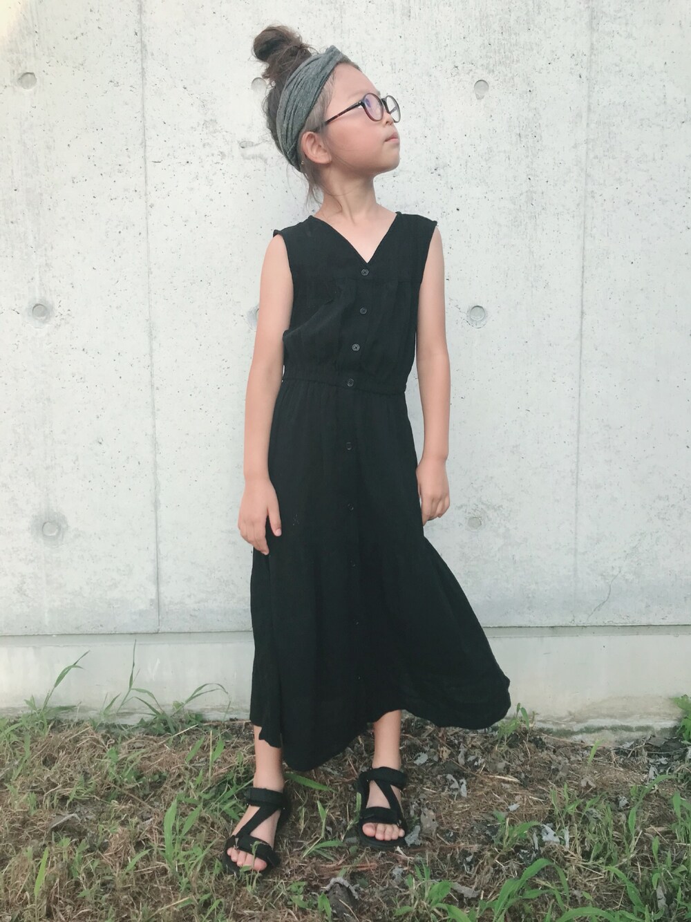 「ワンピース、キッズファッション、おしゃれさんと繋がりたい、夏、シンプル、モノトーン、キッズコーデ、夏休み、ターバン、handmade」｜「CIAOPANIC TYPYの【ママとおそろい】ノースリティアードワンピース（ワンピース、ブラック系）」を使った、monchamaさん（キッズ・120cm）の夏コーディネートの1枚目の写真