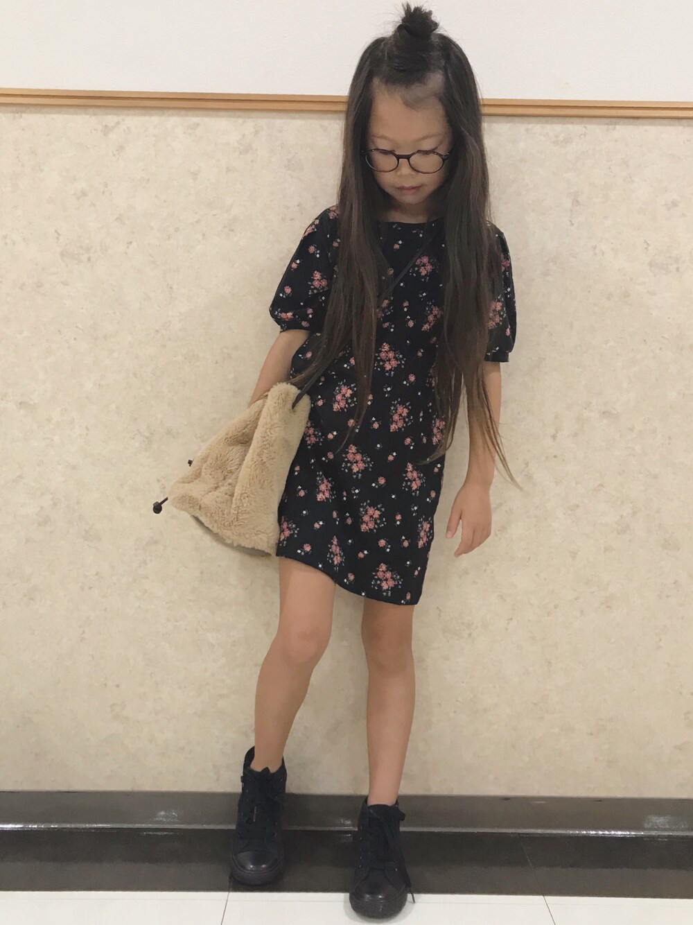 「秋コーデ、kids、ミニワンピ、花柄ワンピース、ファー小物、ワンピース、モノトーンコーデ、コンバース、ユニクロ、キッズコーデ」｜「UNIQLOのGIRLS スタジオサンダーソンフォーユニクロワンピース（5分袖）（ワンピース、ブラック系）」を使った、monchamaさん（キッズ・120cm）の秋コーディネートの1枚目の写真