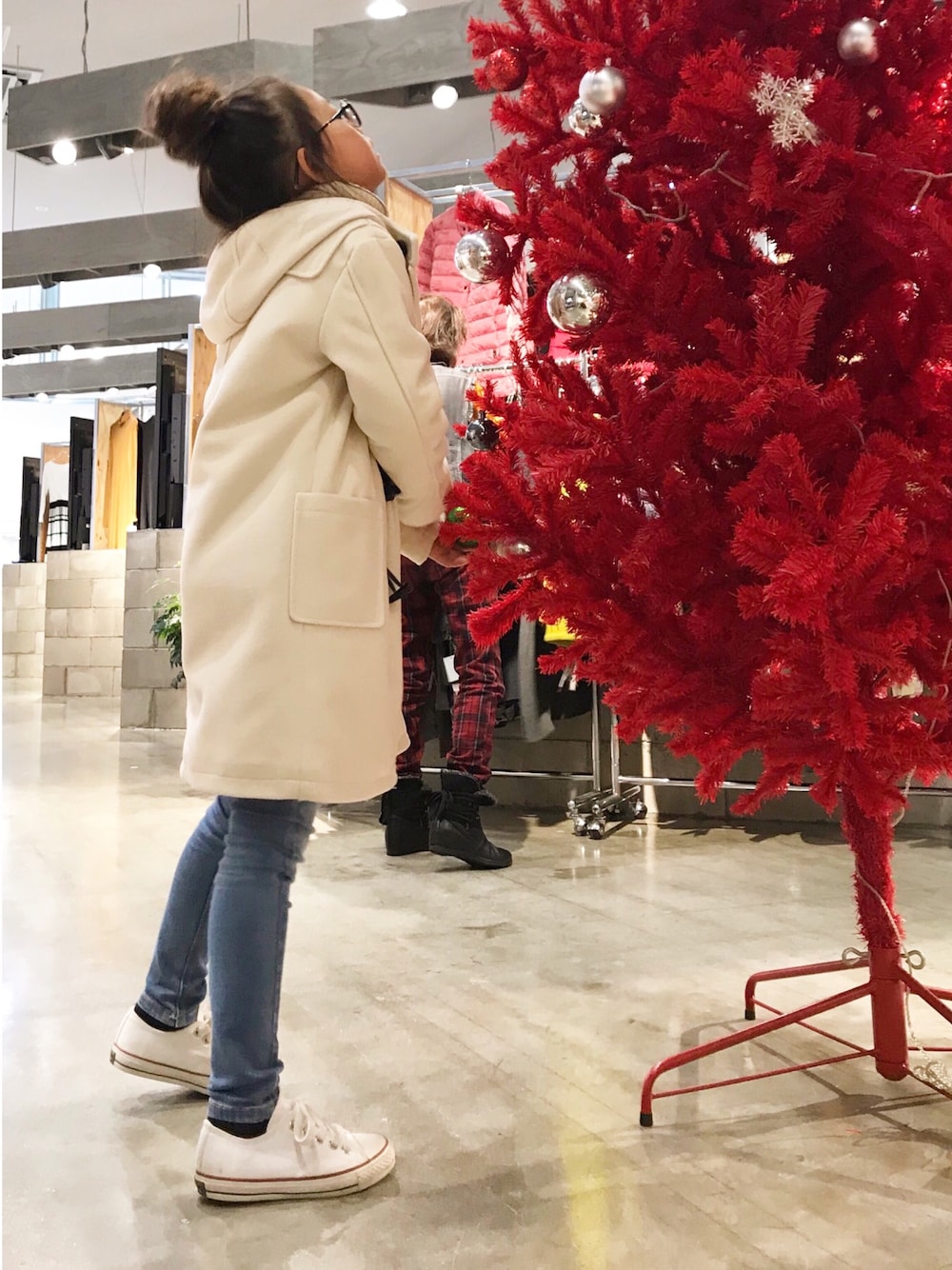 「kids、クリスマス、クリスマスイブ、おしゃれさんと繋がりたい、ダッフルコート、冬、あったかコーデ、キッズコーデ、ニットワンピース、キッズファッション」｜「b・ROOMのロング丈ベーシックダッフルコート（ダッフルコート、ホワイト系）」を使った、monchamaさん（キッズ・127cm）の冬コーディネートの1枚目の写真