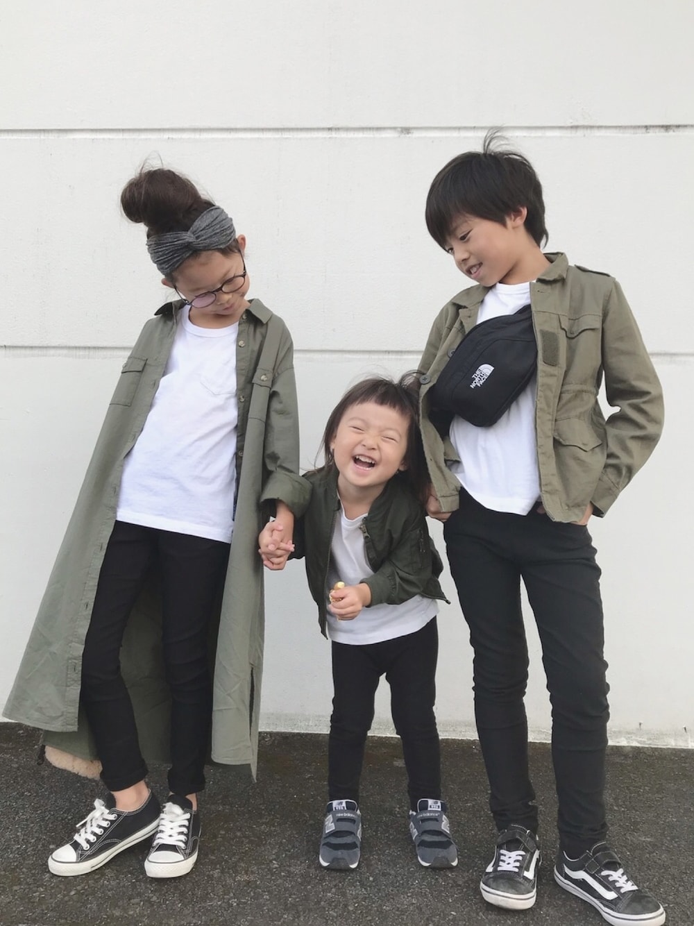 「リンクコーデ、秋のコーデ、カーキ、キッズファッション、兄妹コーデ、kidsfashion、カジュアル、ミリタリー、ブラックスキニー、2018マイベストコーデ」｜「B:MING by BEAMSのCONVERSE / ALLSTAR OX（15～21cm）（スニーカー、ブラック系）」を使った、monchamaさん（キッズ・120cm）の秋コーディネートの1枚目の写真
