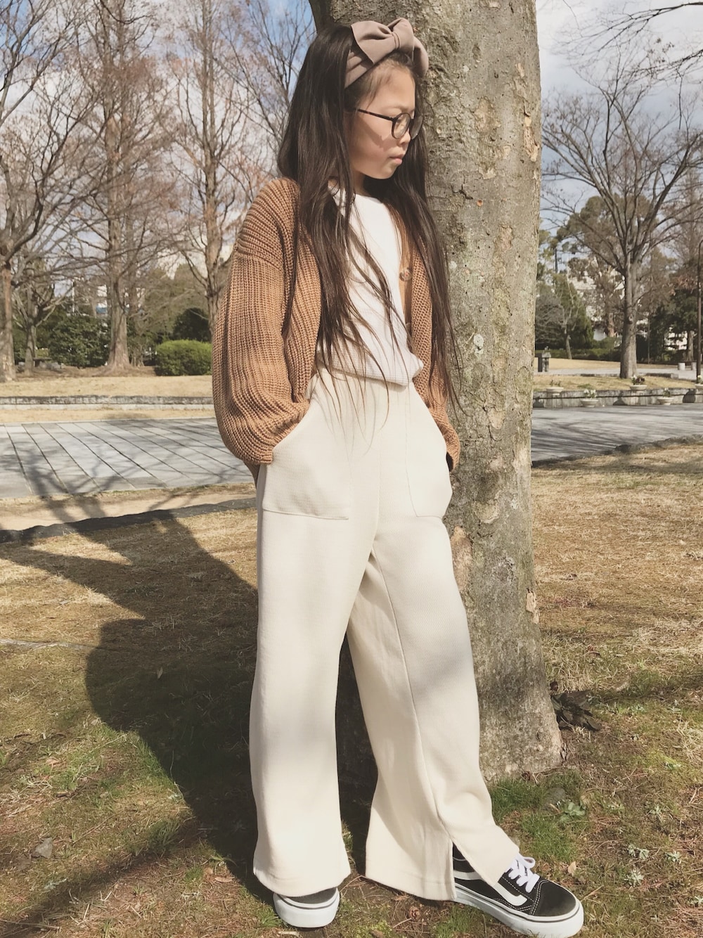 「キッズコーデ、春コーデ、おしゃれさんと繋がりたい、ベージュ、ゆるコーデ、シンプル、ワイドパンツ、VANS、ヘアバンド、娘コーデ」｜「RADCHAPのざっくりニットカーディガン（カーディガン/ボレロ、ベージュ系）」を使った、monchamaさん（キッズ・125cm）の冬コーディネートの1枚目の写真