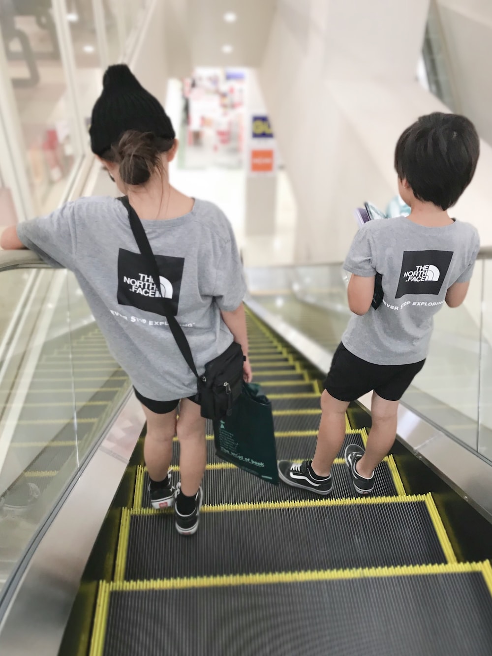 「キッズコーデ、Tシャツ、兄妹コーデ、リンクコーデ、ビッグシルエット、モノトーン、ニット帽、夏だ！Tシャツ着よう！、おそろいコーデ」｜「THE NORTH FACEのザ・ノース・フェイス キッズカットソー / ショートスリーブスクエアロゴティー（Tシャツ/カットソー、グレー系）」を使った、monchamaさん（キッズ・124cm）の夏コーディネートの1枚目の写真