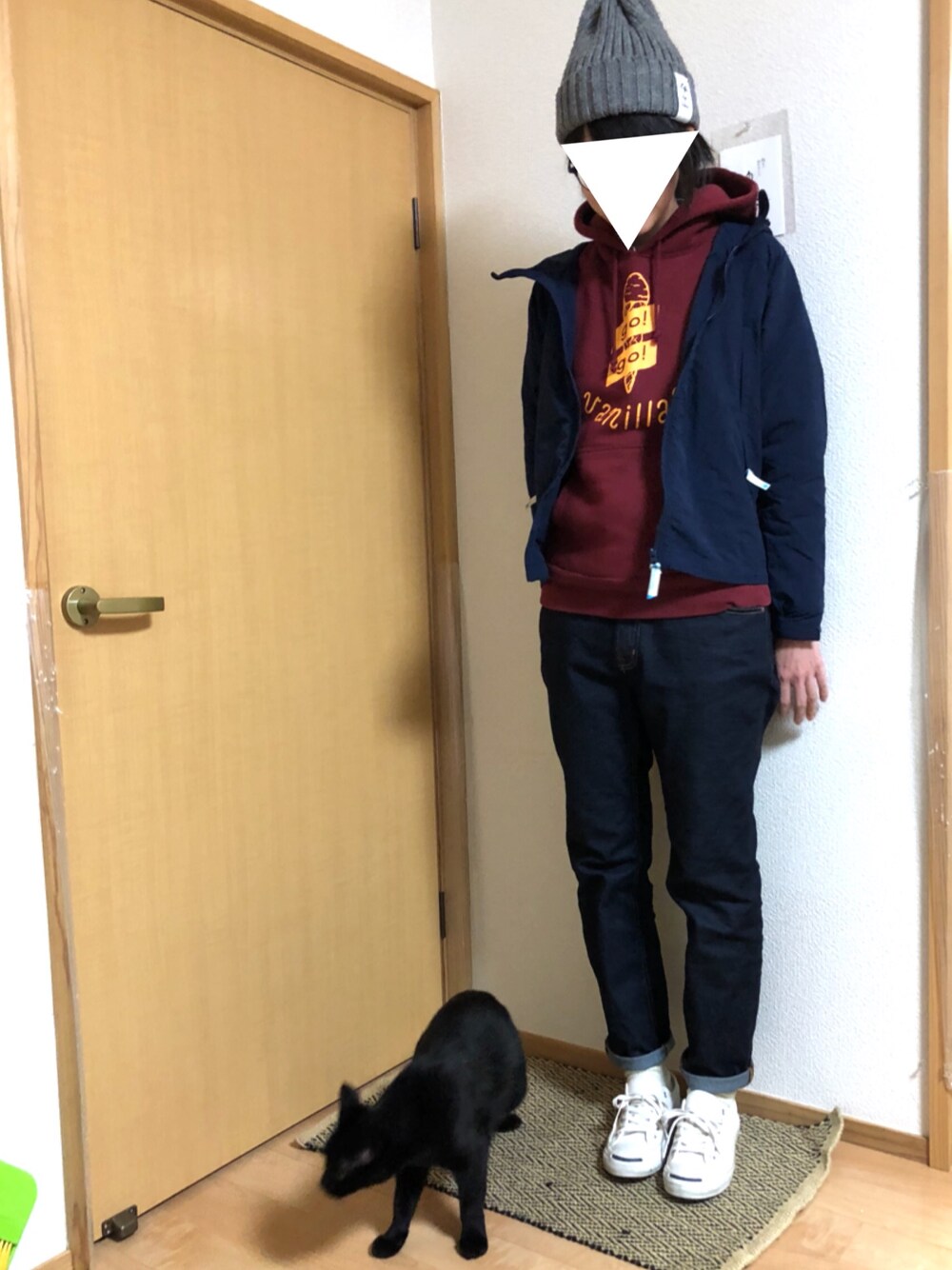 レッド系のパーカー、ブルー系のジャケット/アウター、ブルー系のデニムパンツを着用したレディースの冬コーディネートの1枚目の写真