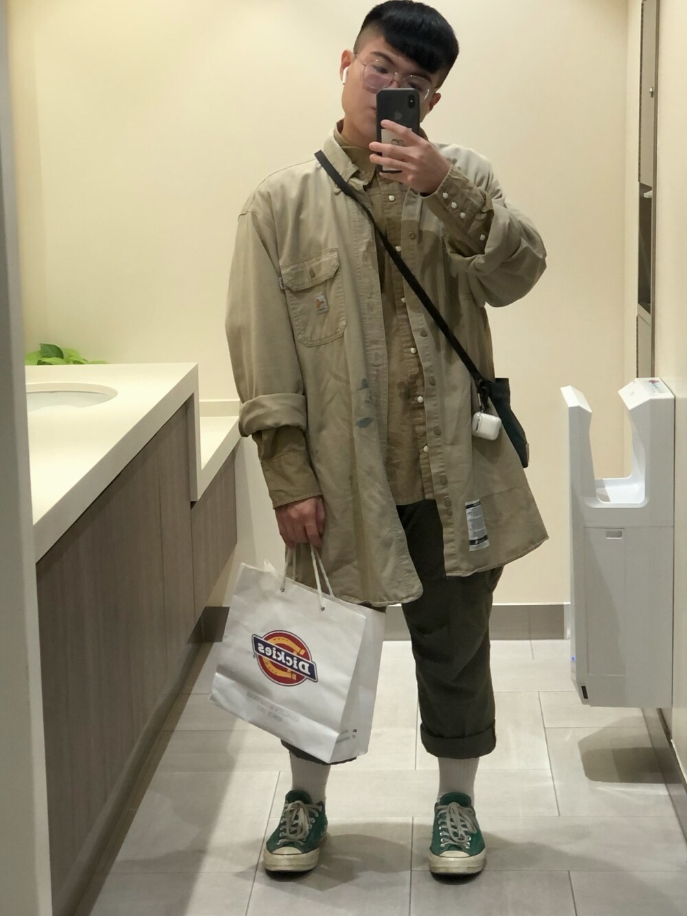 「ootd、休閒、oversize、converse、大地色、冬天」｜「Carhartt WIPのアイテム（シャツ/ブラウス、ベージュ系）」を使った、Haoooさん（メンズ・165cm）の冬コーディネートの1枚目の写真