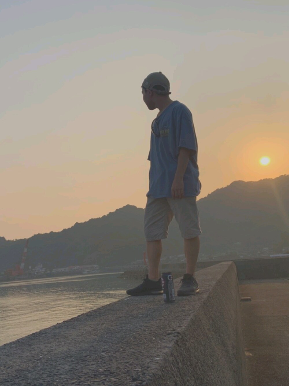 「古着、海、ナイキ、NIKE」｜「NIKEのアイテム（スニーカー、ブラック系）」を使った、トメメロさん（メンズ・160cm）の秋コーディネートの1枚目の写真