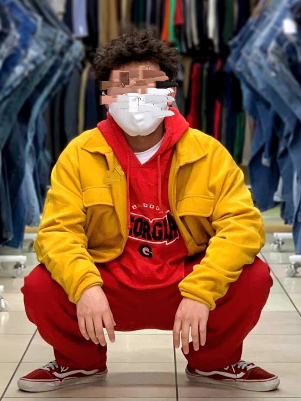 「VANSのアイテム（スニーカー、レッド系）」を使った、トメメロさん（メンズ・160cm）の冬コーディネートの1枚目の写真