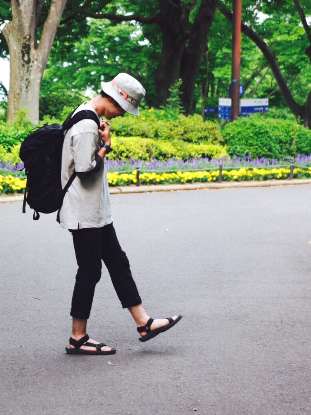 「ビッグT、ユニクロ、BBQ、カジュアル、サファリハット、teva」｜「TevaのTeva/テバ・テヴァ/Hurricane XLT M（サンダル、ブラック系）」を使った、ig_08さん（メンズ・175cm）の夏コーディネートの1枚目の写真