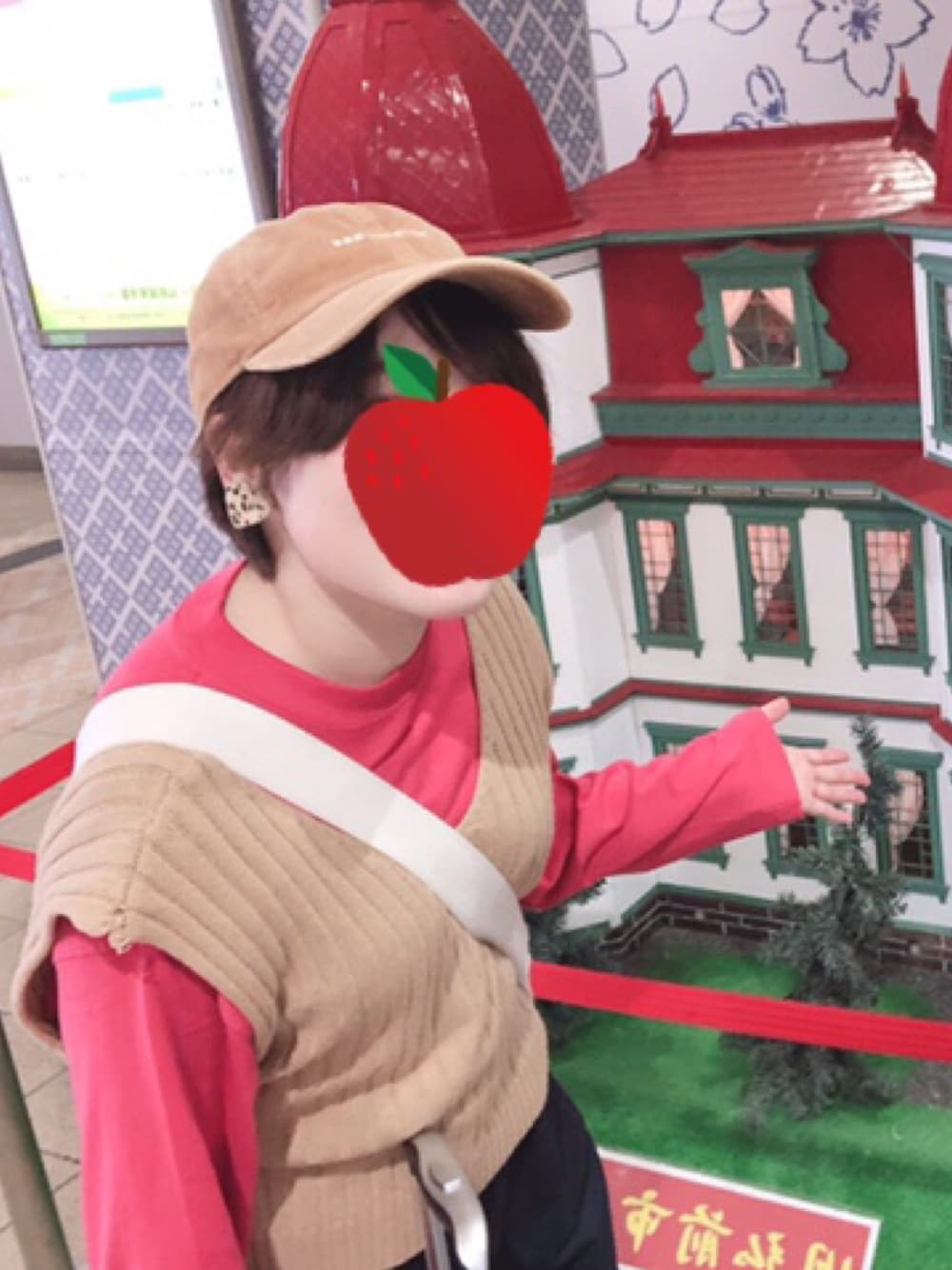 「ベスト、ピンク、キャップ、ブラウン、ロンT、旅行、レオパード、付録バッグ」｜「GUのアイテム（Tシャツ/カットソー、ピンク系）」を使った、つちうらさん（レディース・160cm）の秋コーディネートの1枚目の写真