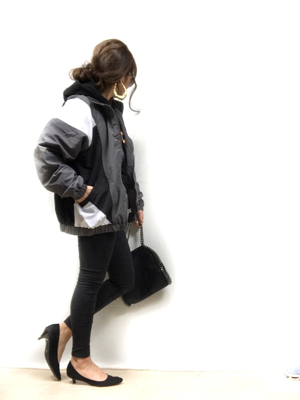 ブラック系のマウンテンパーカーを着用したレディースの冬コーディネートの1枚目の写真