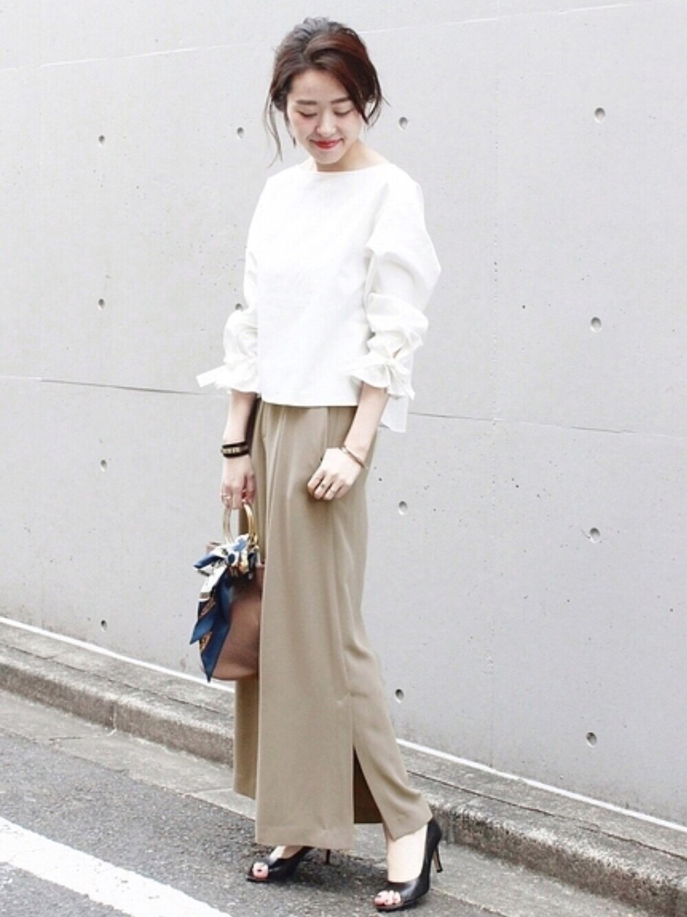 「Spick & Span(Spick & Span)、ワイドパンツ、ベンツ、袖リボン、ブラウス、パンツスタイル、春コーデ、オトナ女子、きれいめカジュアル、オープントゥ」｜「Spick & Spanの≪追加予約≫スソベンツ パンツ◆（その他パンツ、グリーン系）」を使った、mai*さん（レディース・170cm）の冬コーディネートの1枚目の写真