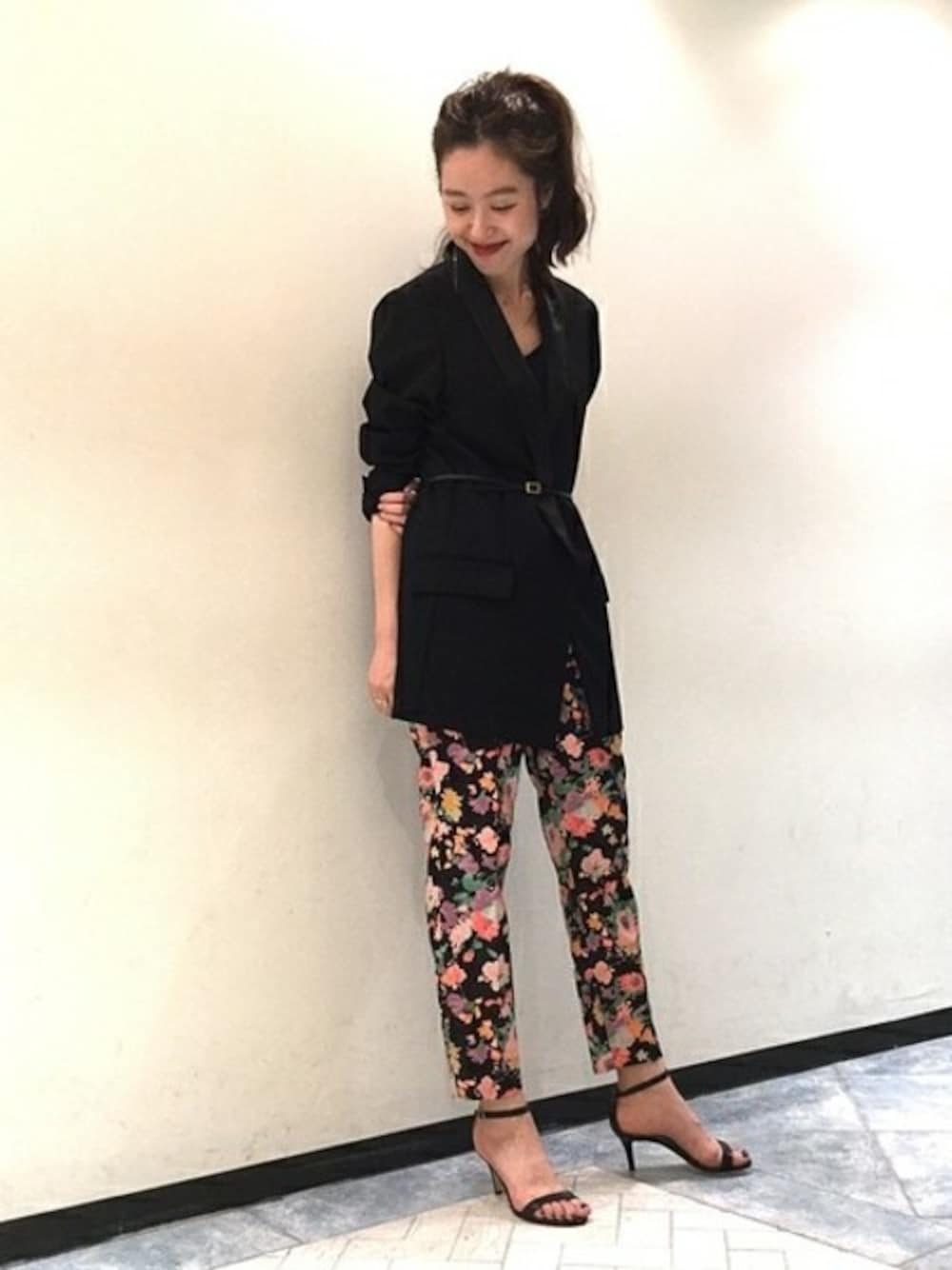 「ジャケット、カジュアル、花柄、秋のコーデ、大人カジュアル、パンツスタイル、カジュアルコーデ、オトナカジュアル、秋コーデ、オトナ女子」｜「Spick & Spanのロングジャケット（ジャケット/アウター、ブラック系）」を使った、mai*さん（レディース・170cm）の夏コーディネートの1枚目の写真