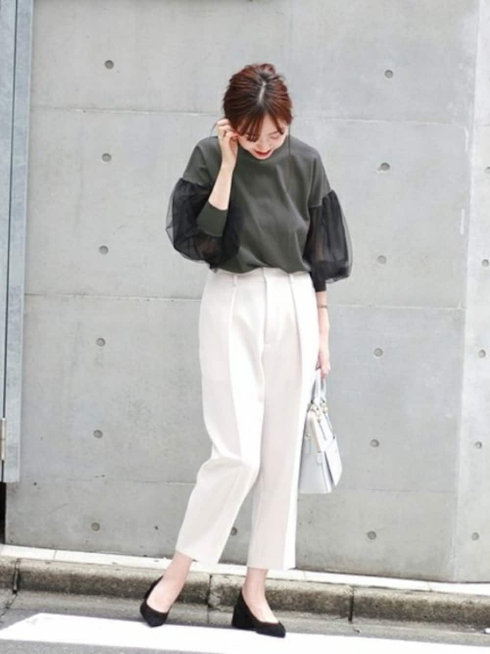 「ファー、ニット、カジュアル、秋のコーデ、クロップドパンツ、タックパンツ、Spick & Span(Spick & Span)、ニットスタイル、チャンキー、チュールスリーブ」｜「Spick & Spanのチュールスリーブプルオーバー◆（ニット/セーター、グレー系）」を使った、mai*さん（レディース・170cm）の秋コーディネートの1枚目の写真