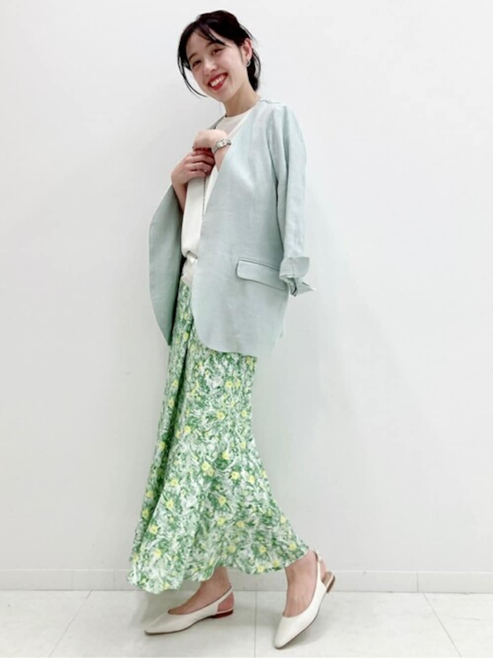 「ニット、ジャケット、フレアスカート、スカート、グリーン、フラットシューズ、サマーニット、ボタニカル柄、さわやか」｜「Spick & Spanのスーパーリノカーディジャケット◆（ノーカラージャケット、グリーン系）」を使った、mai*さん（レディース・170cm）の春コーディネートの1枚目の写真