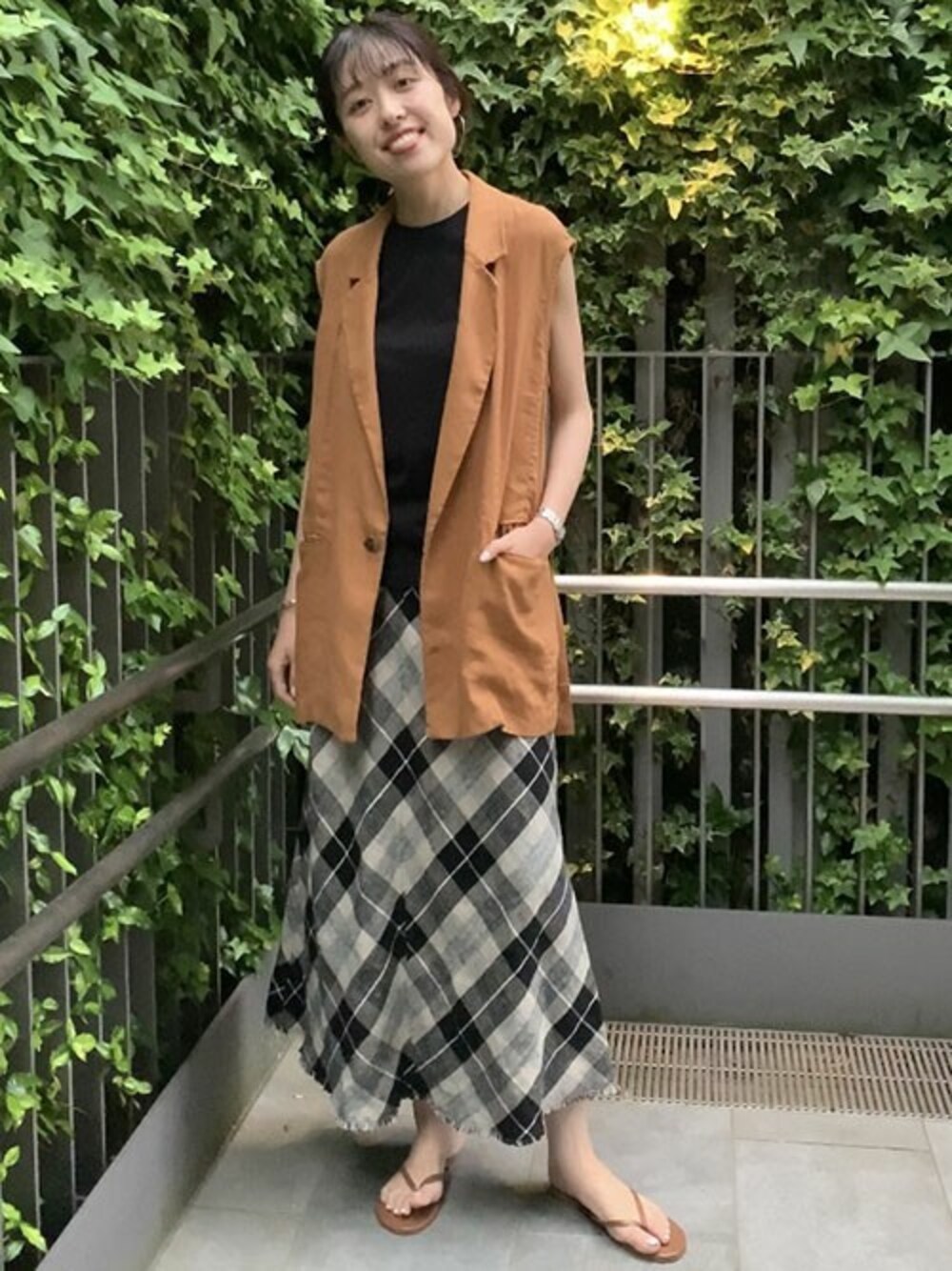 「チェック、スカート、カジュアル、大人カジュアル、キャメル、サンダル、スカートスタイル、春夏コーデ、夏コーデ、カジュアルコーデ」｜「Spick & Spanの麻バスケットスリーブレスジャケット◆（その他アウター、イエロー系）」を使った、mai*さん（レディース・170cm）の春コーディネートの1枚目の写真