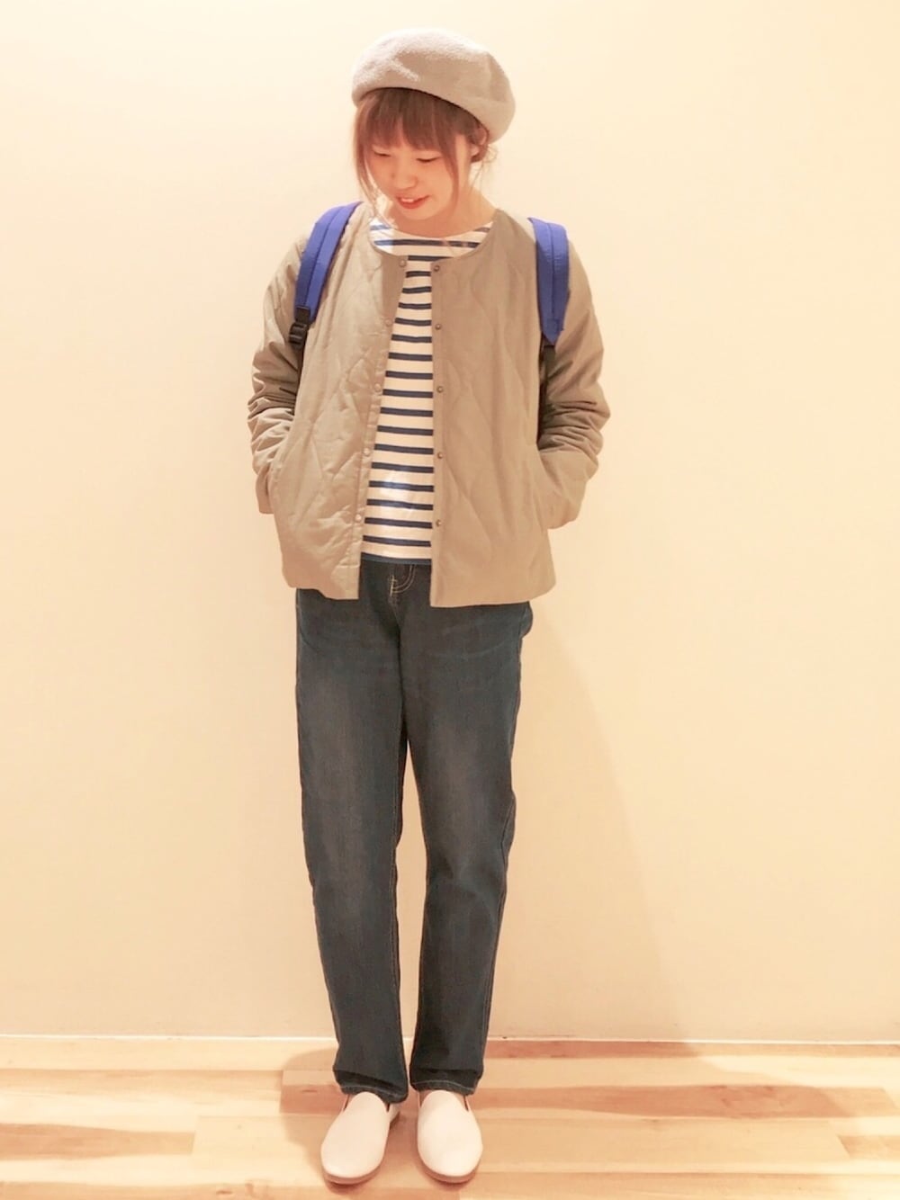 ホワイト系のその他シューズ、ブルー系のTシャツ/カットソー、グリーン系のノーカラージャケットを着用したレディースの冬コーディネートの1枚目の写真